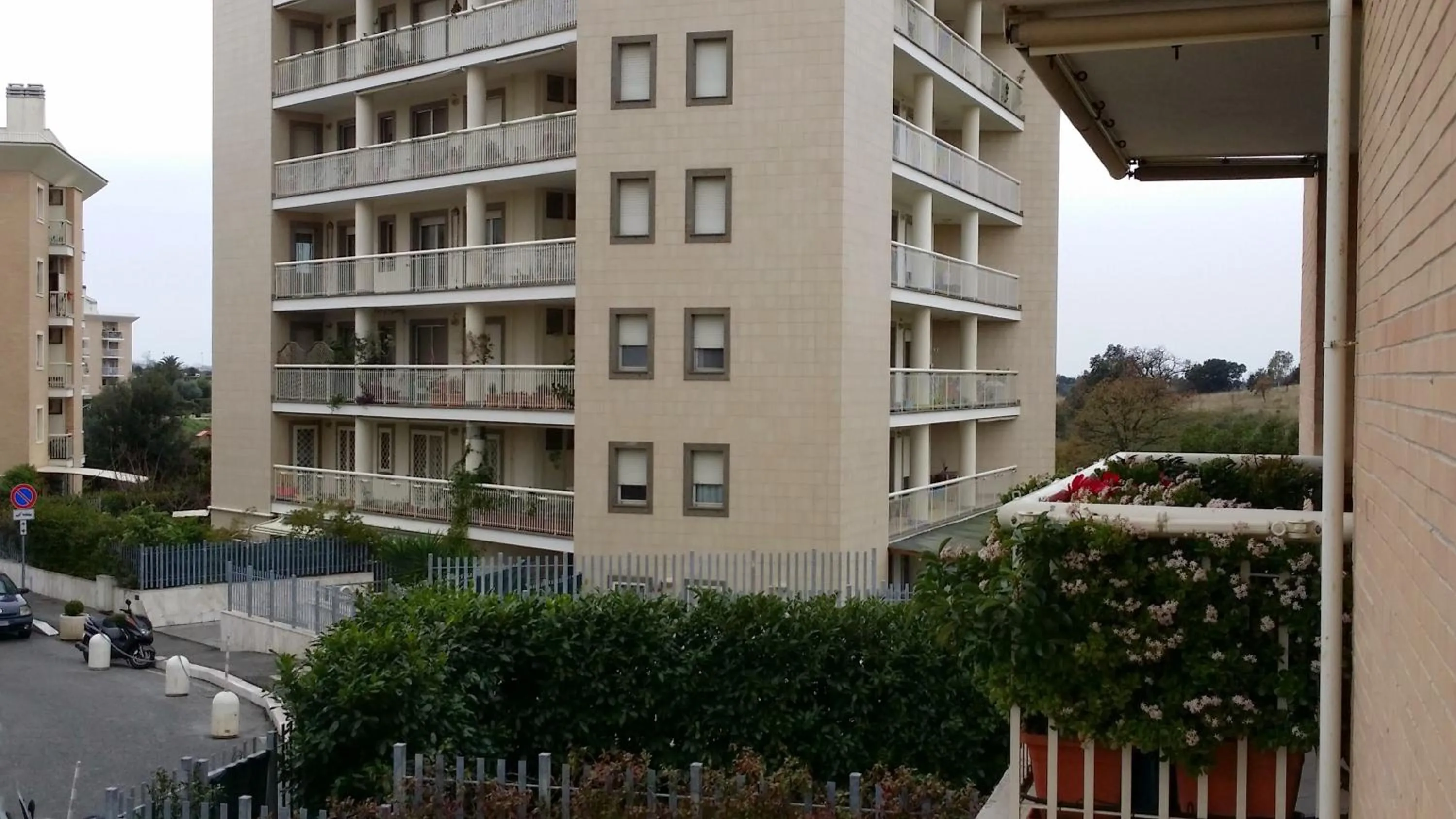 Facade/entrance in Altamira 2000 by GABRIELLA