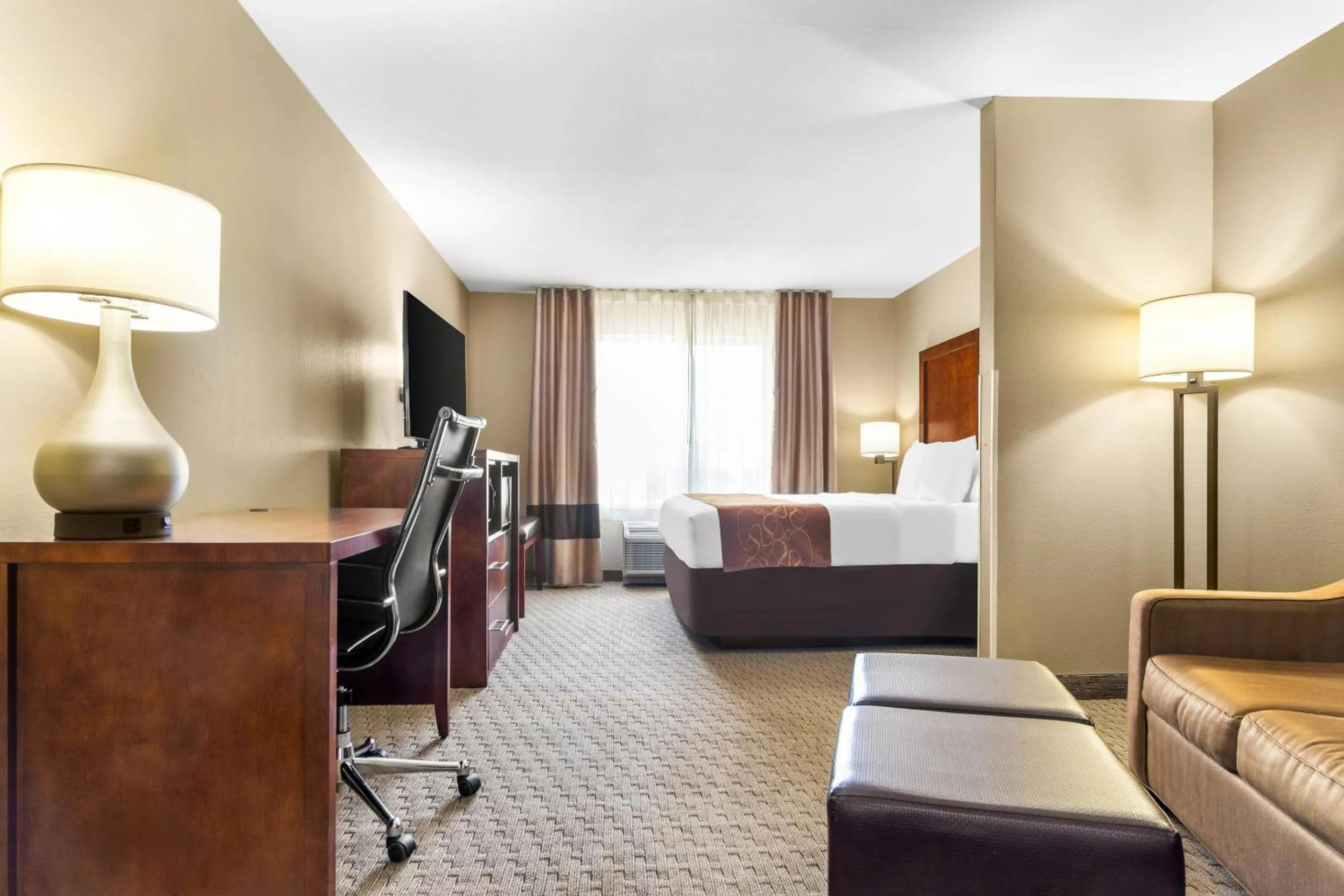 Bedroom, Bed in Comfort Suites