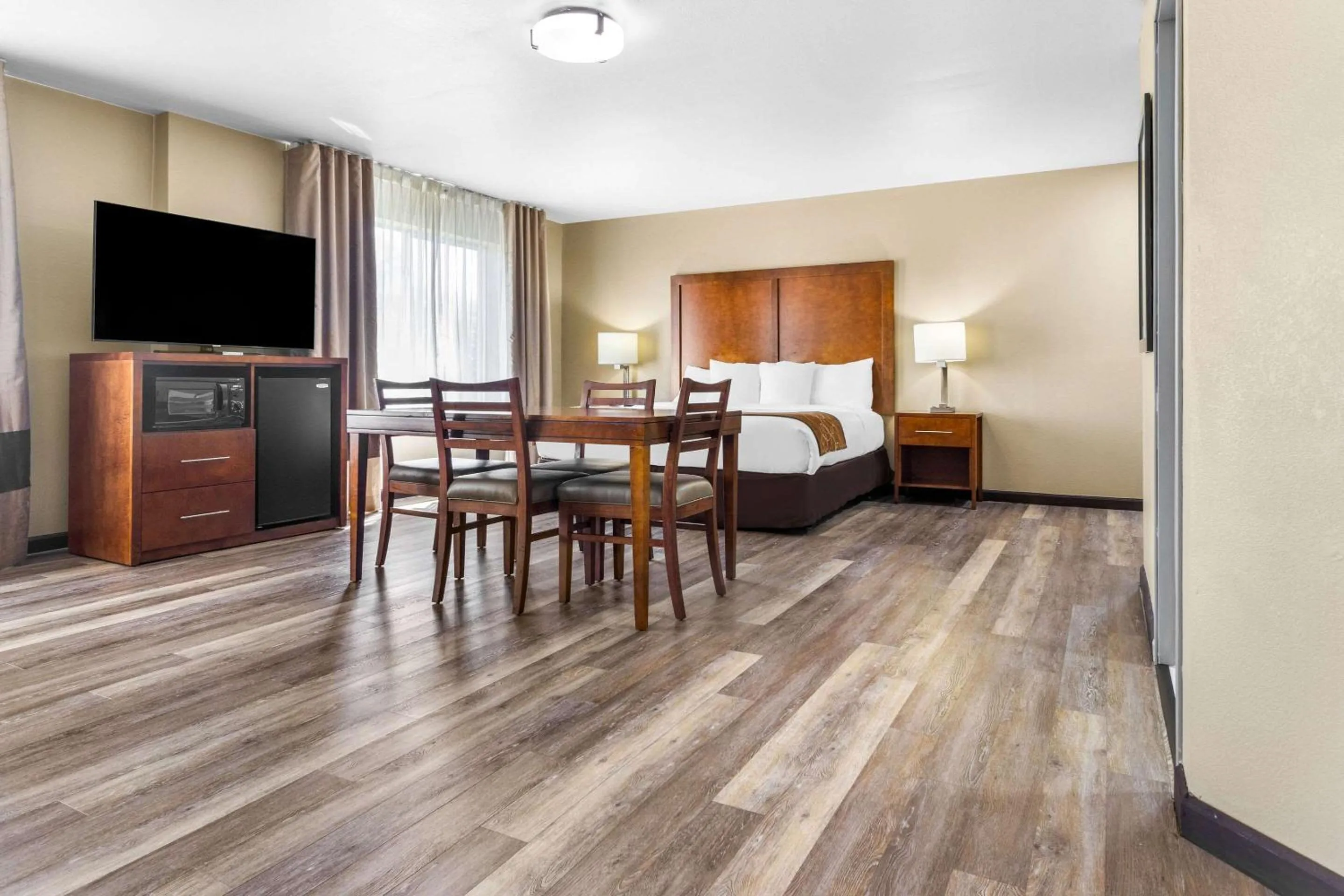 Bedroom, Bed in Comfort Suites