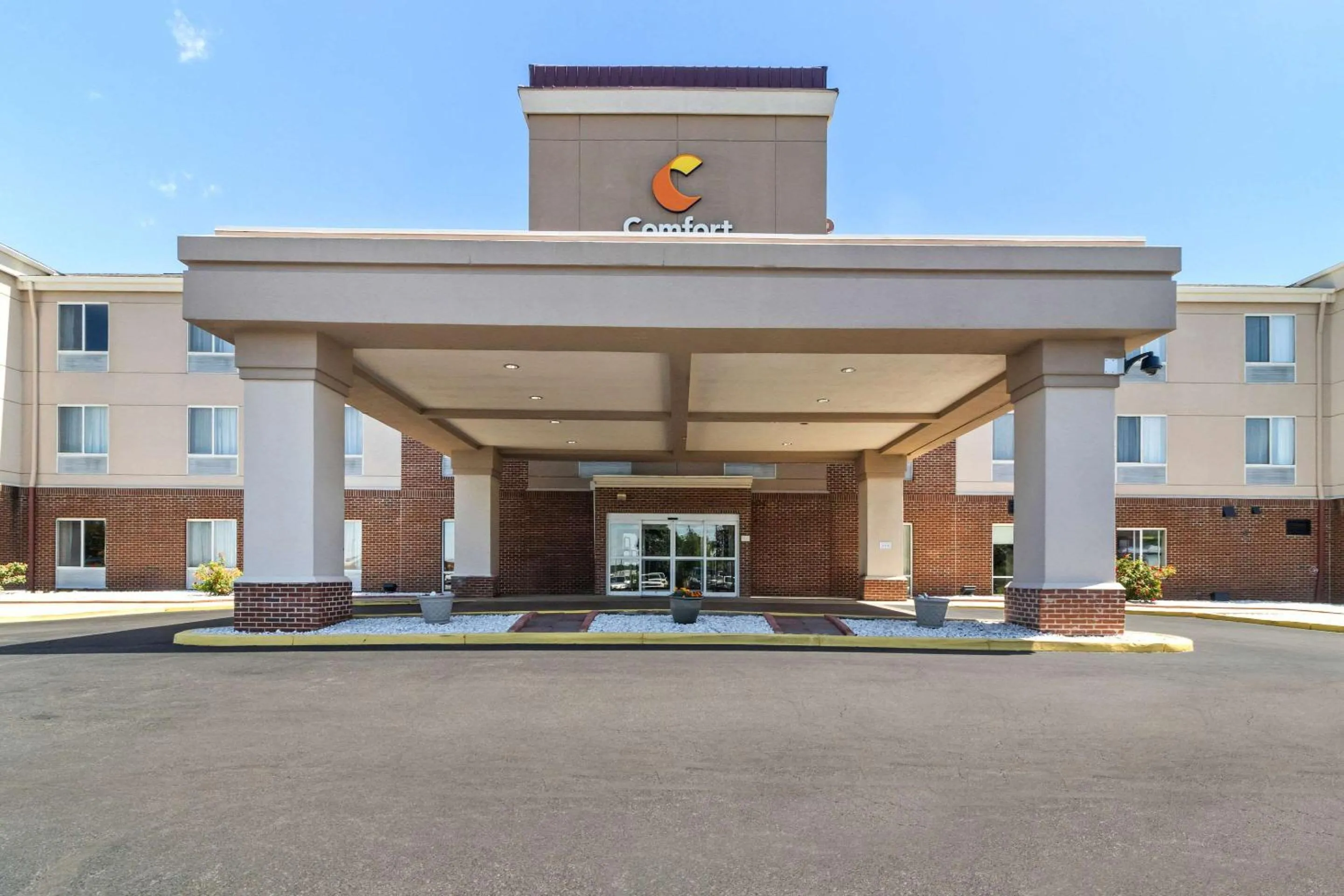 Property building in Comfort Suites