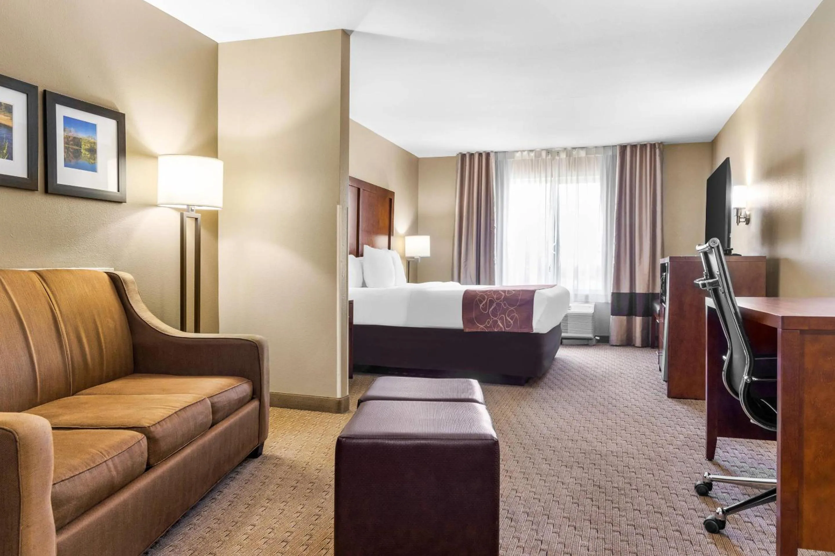 Bedroom, Bed in Comfort Suites