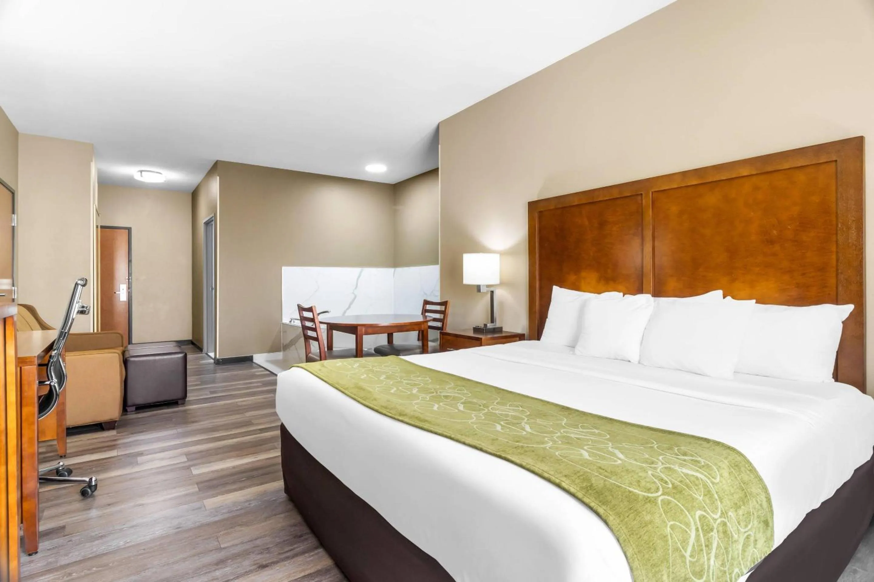 Bedroom, Bed in Comfort Suites