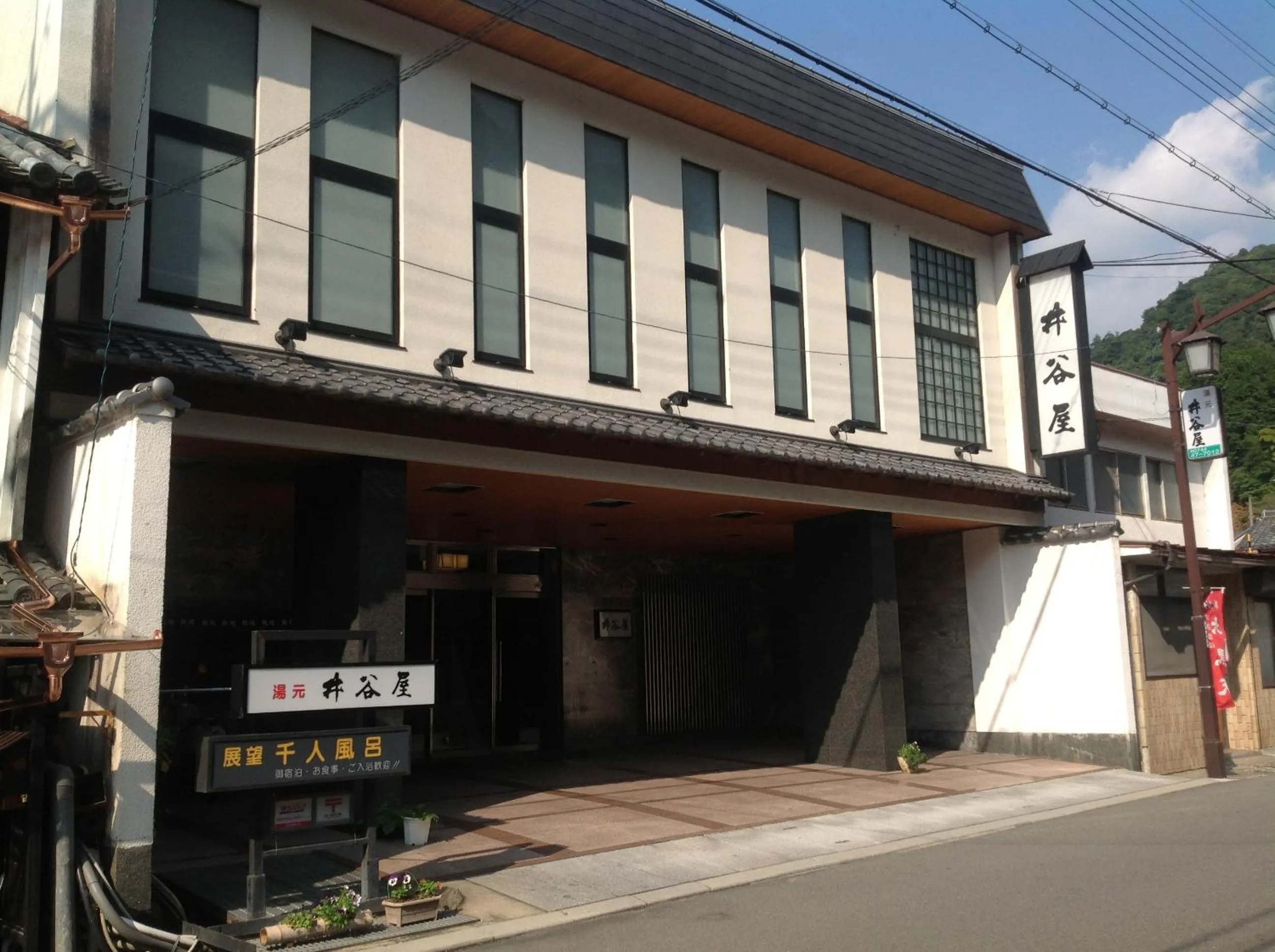 Facade/entrance in Itaniya