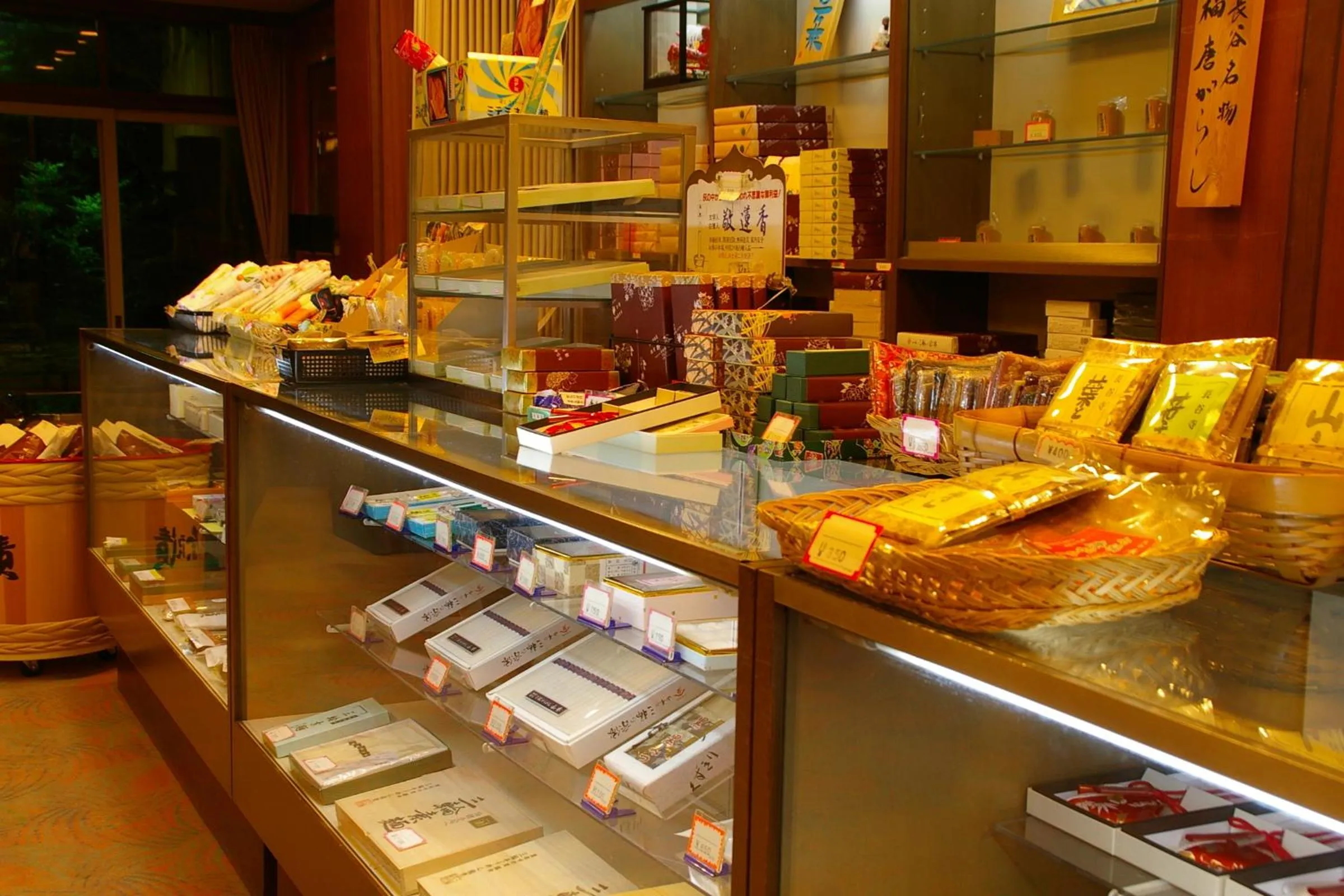 On-site shops in Itaniya