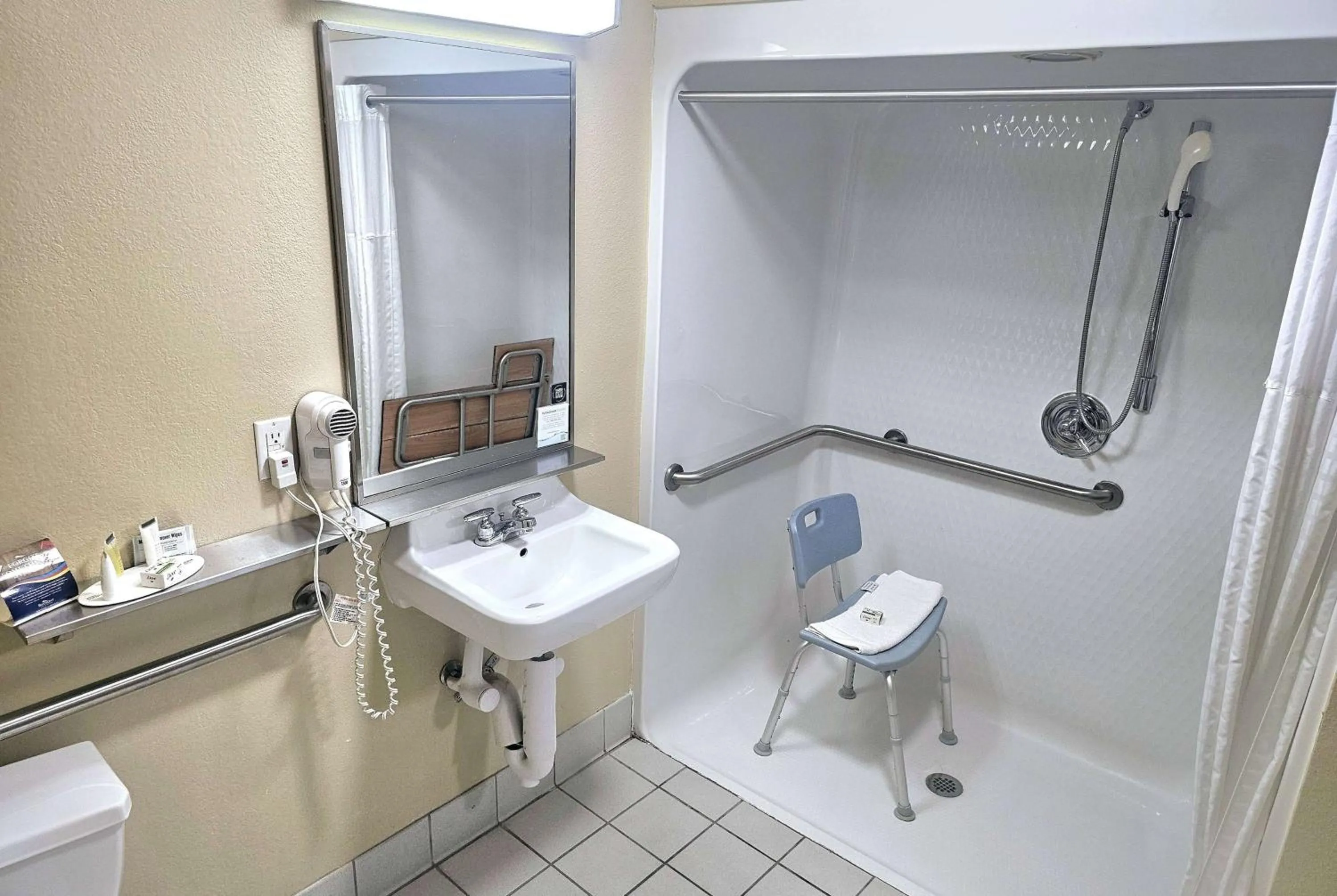 TV and multimedia in Baymont by Wyndham Rolla