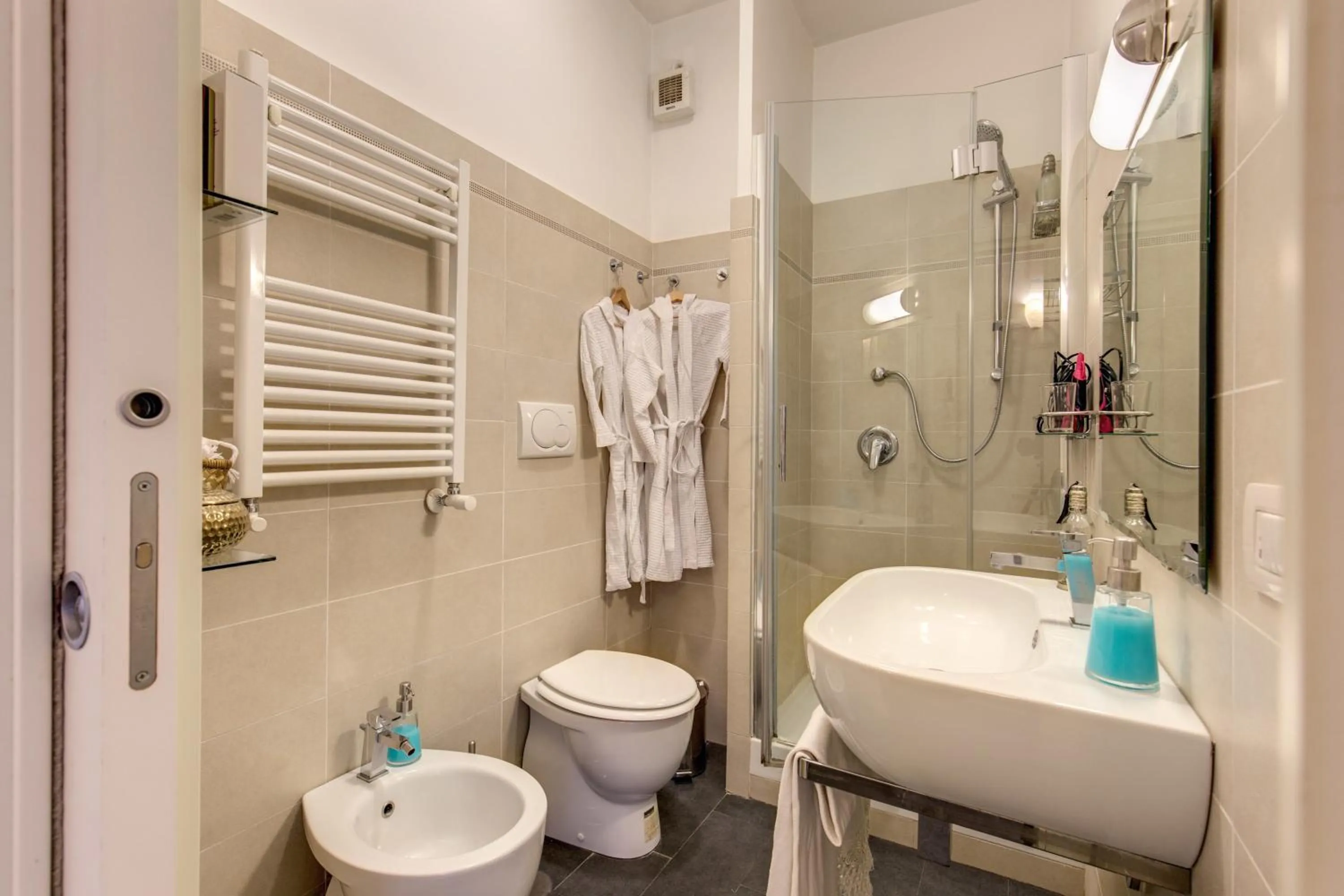 Bathroom in Elegant Apartment Behind the Colosseum