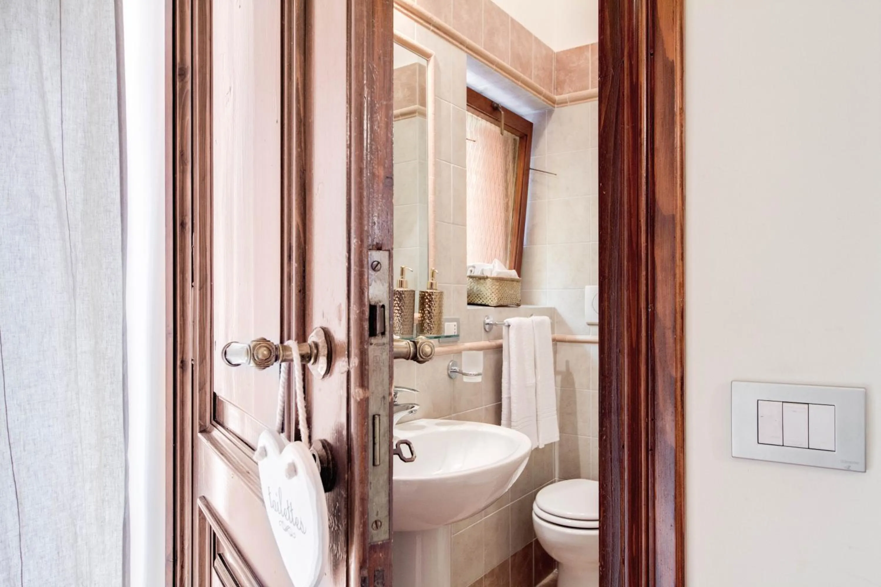 Bathroom in Elegant Apartment Behind the Colosseum