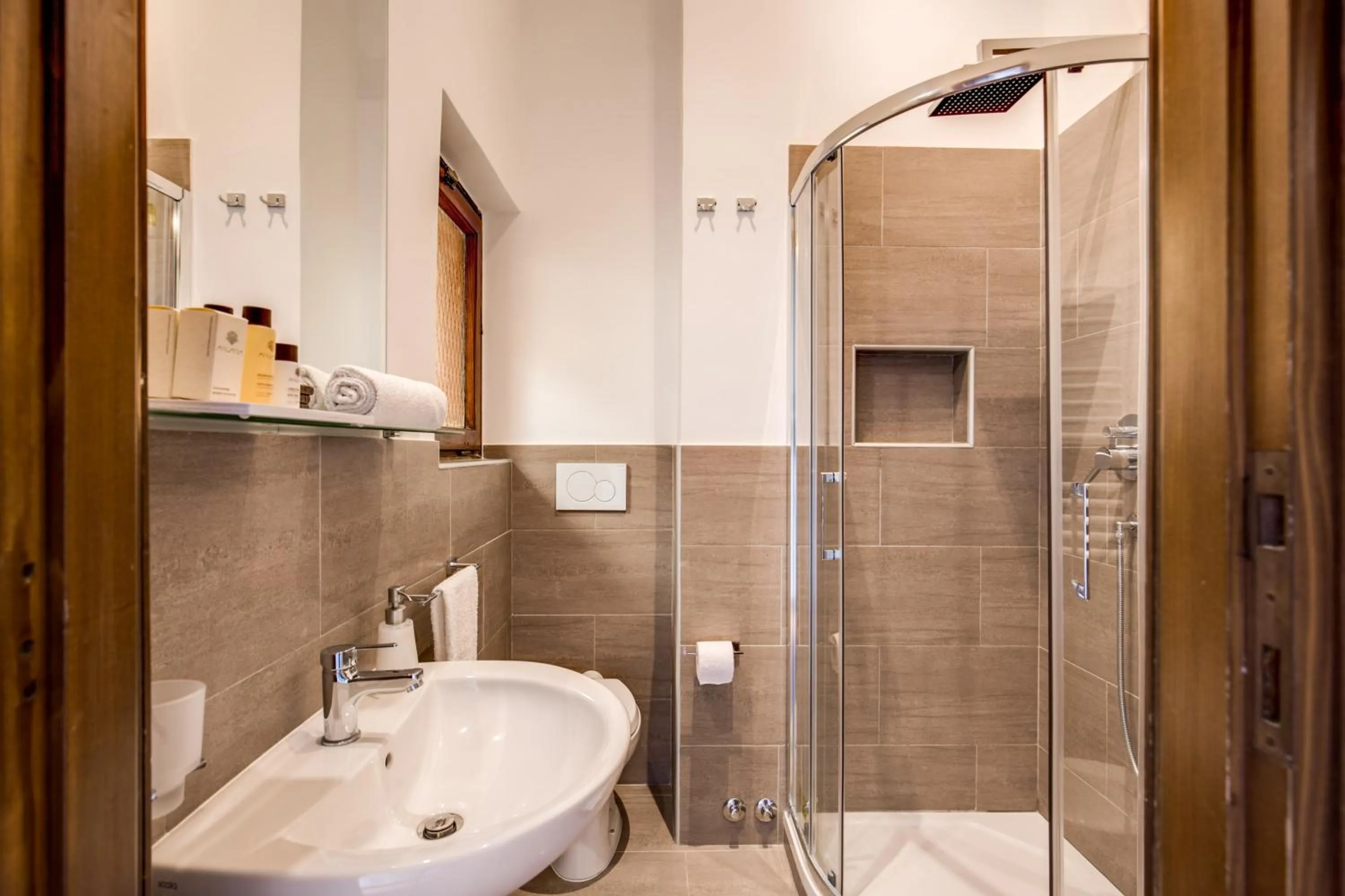 Bathroom in Elegant Apartment Behind the Colosseum