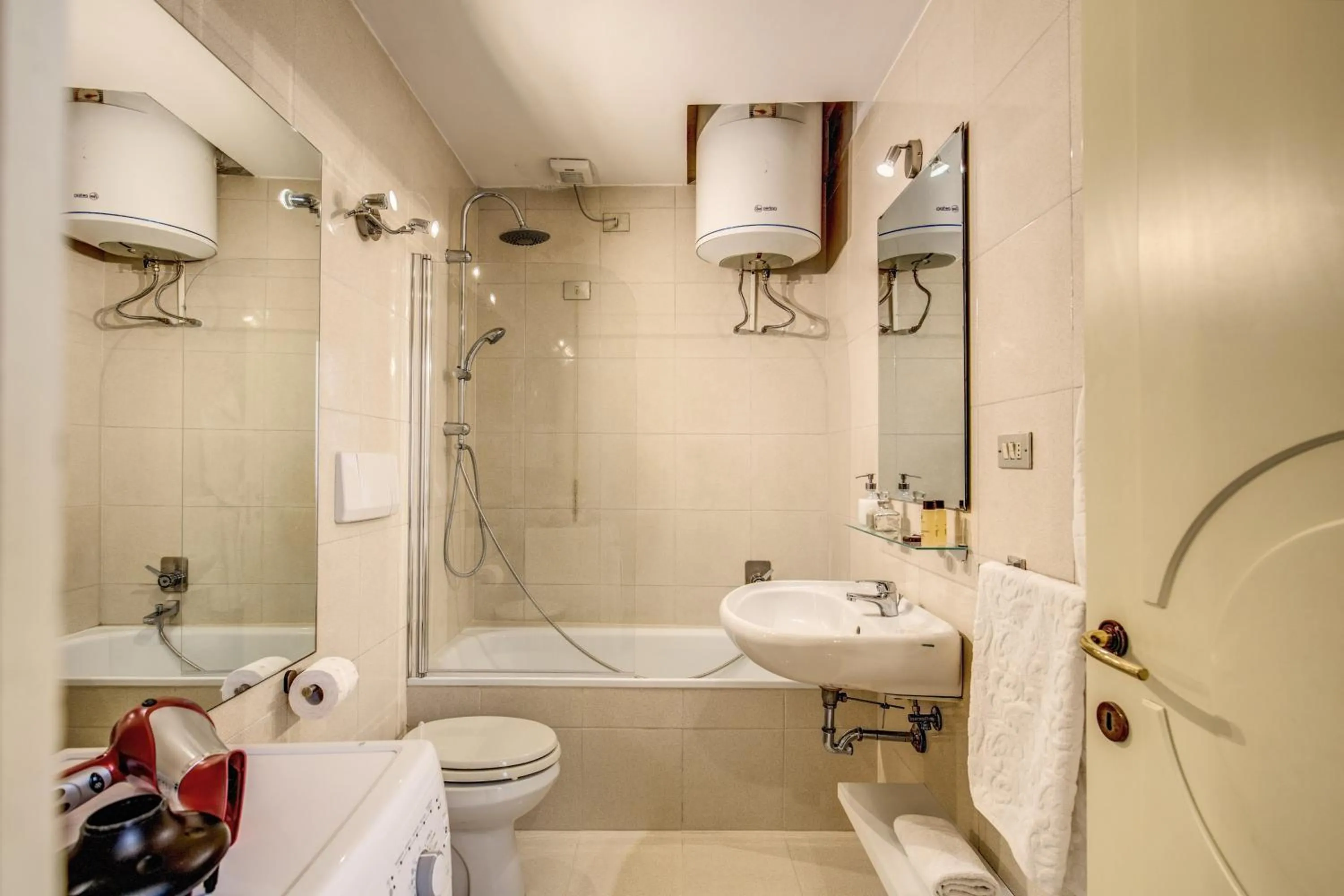 Bathroom in Elegant Apartment Behind the Colosseum