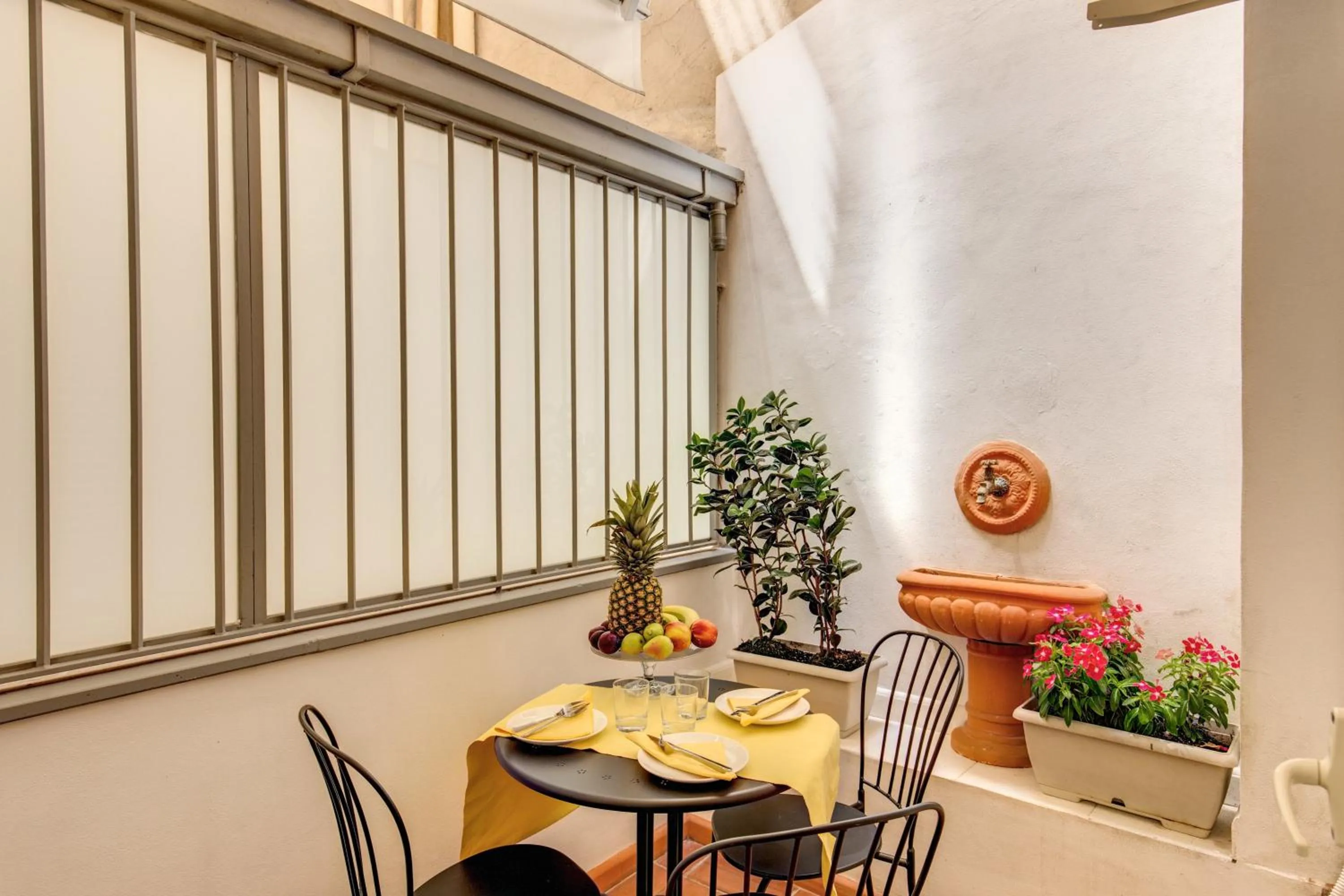 Balcony/Terrace in Elegant Apartment Behind the Colosseum