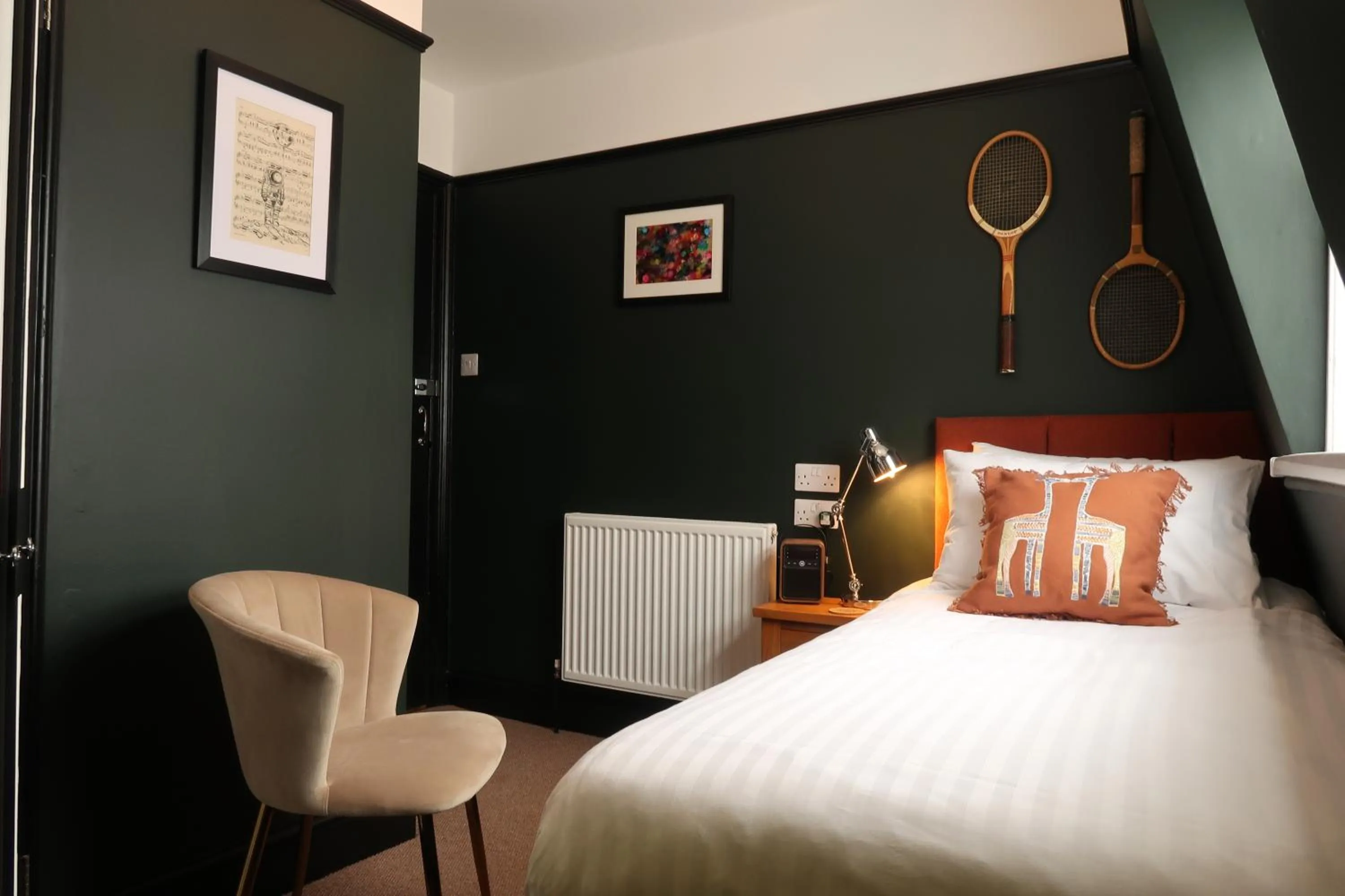 Shower, Bed in The Craft House