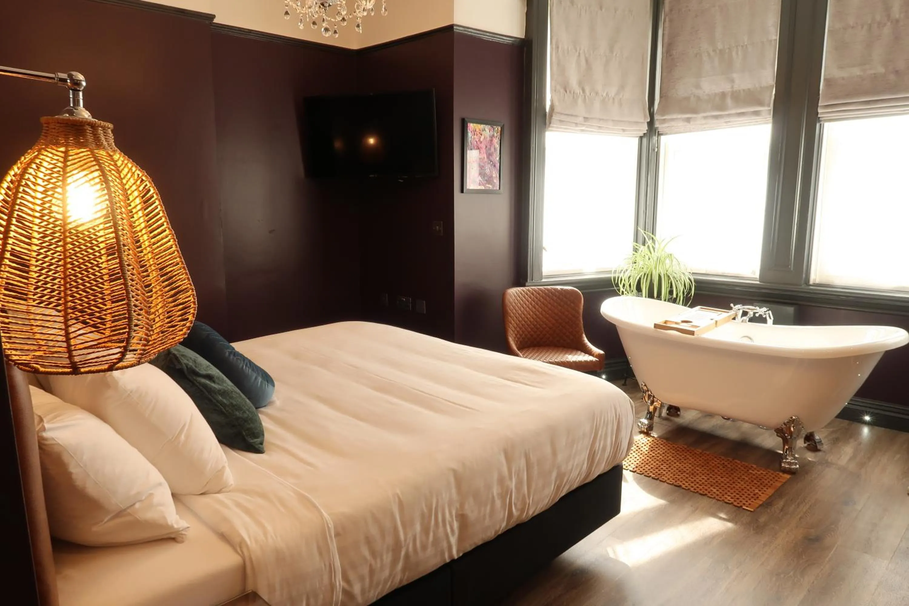 Shower, Bed in The Craft House