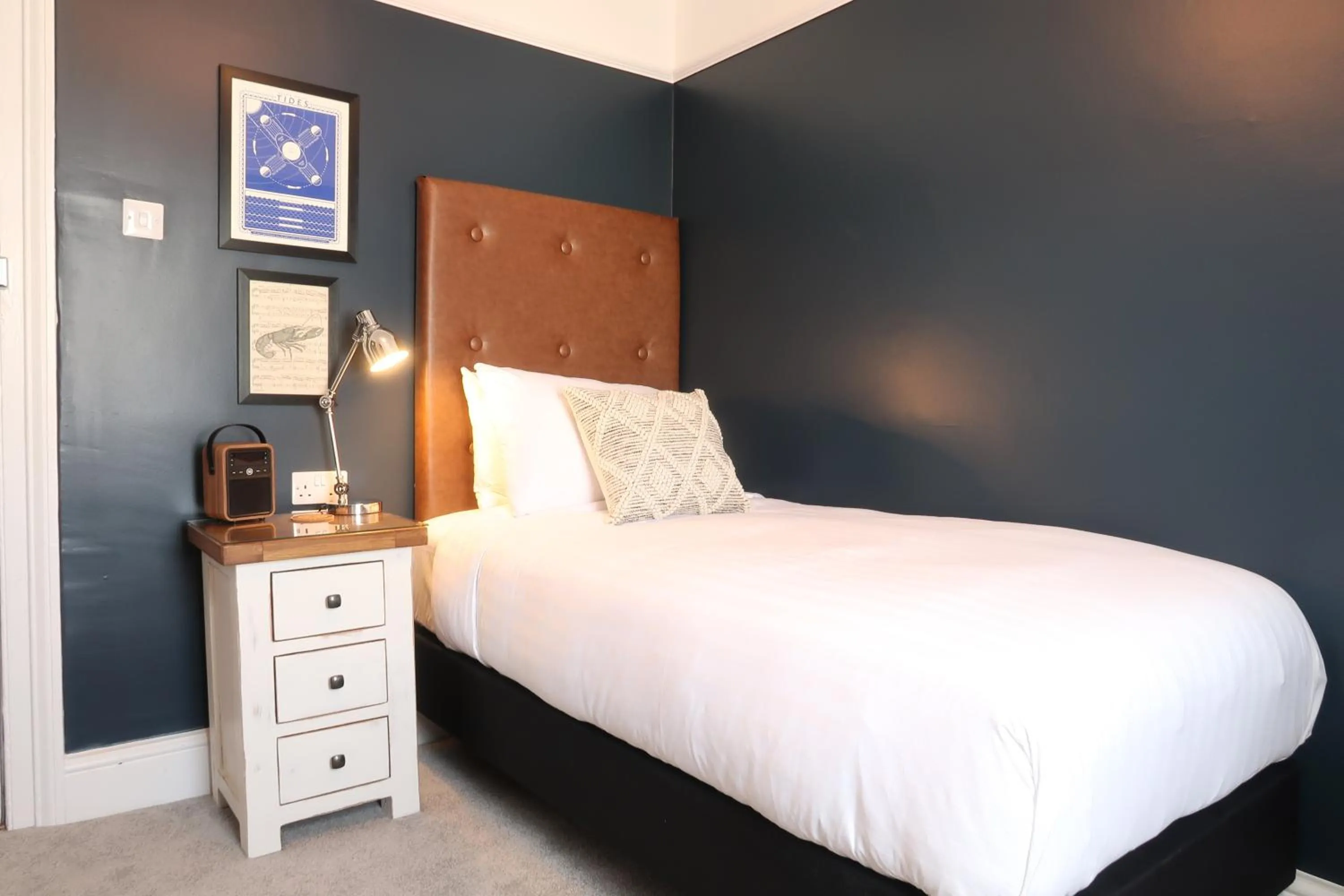 Shower, Bed in The Craft House