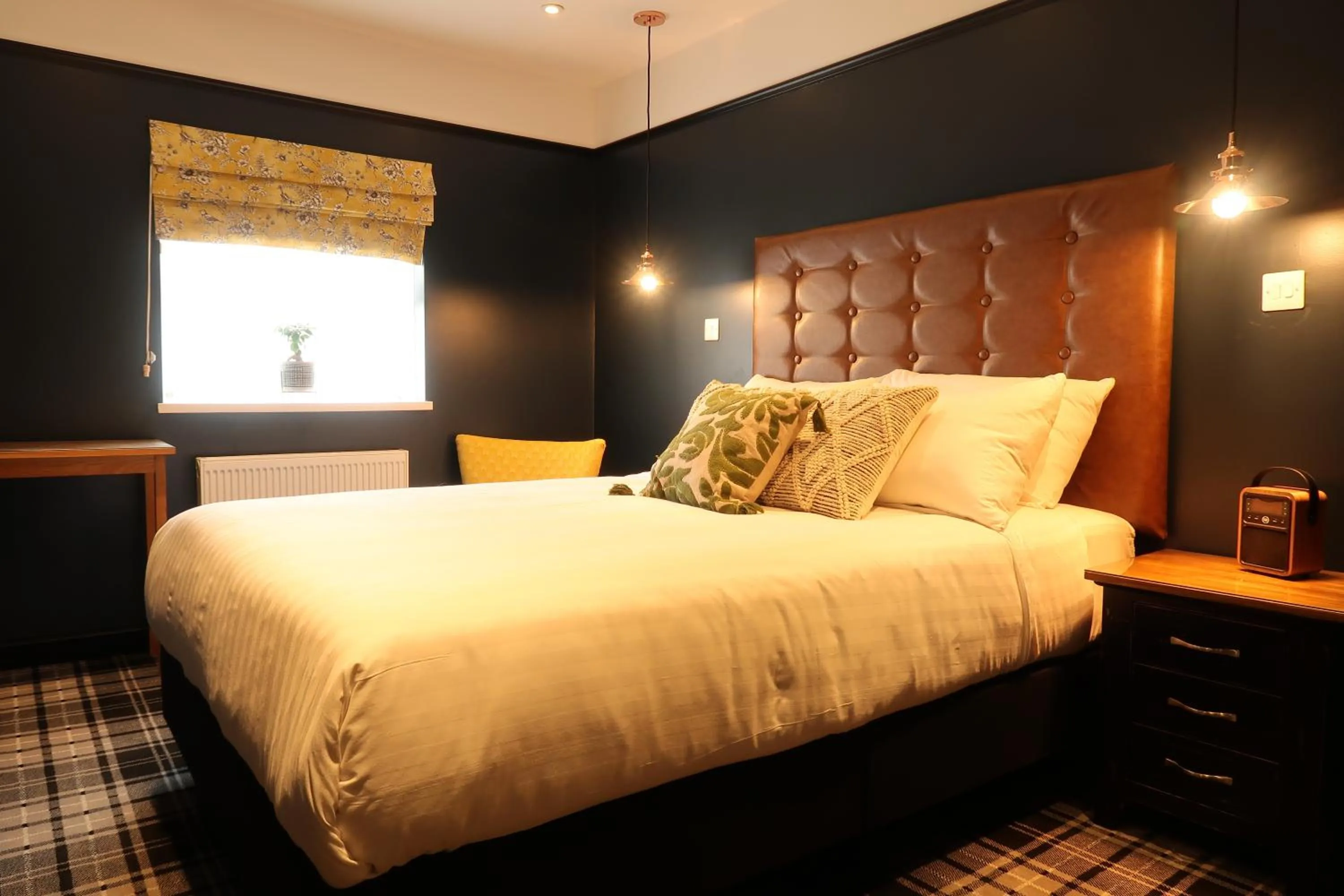 Shower, Bed in The Craft House