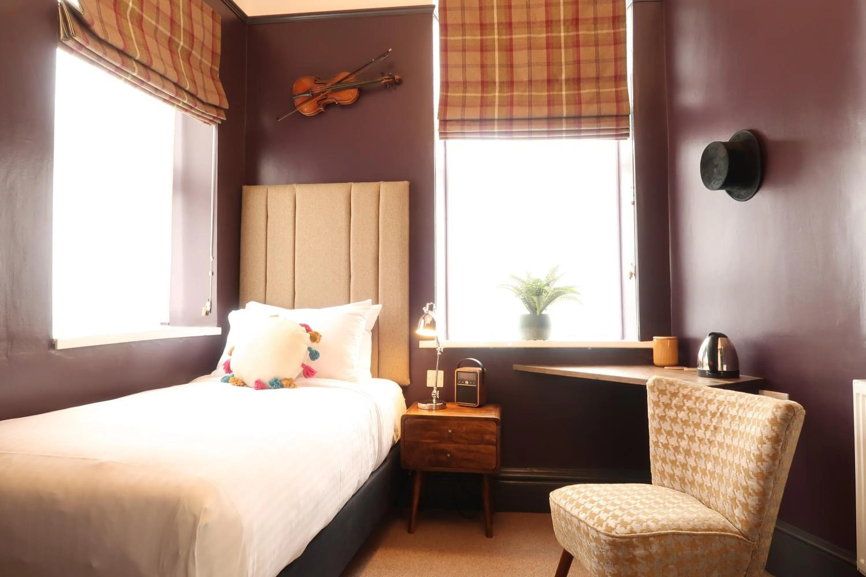 Shower, Bed in The Craft House