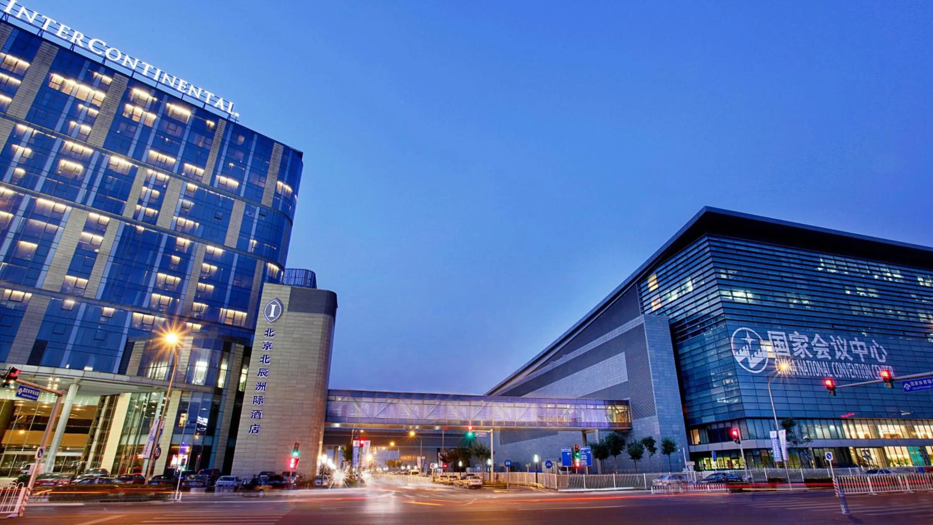 Property building in InterContinental Beijing Beichen by IHG l Walking Distance to Bird's Nest & Water Cube & Metro Station l Interconnected with China National Convention Center l Award-winning Club Lounge with Mixologist l Direct Metro Line to Wangfujing