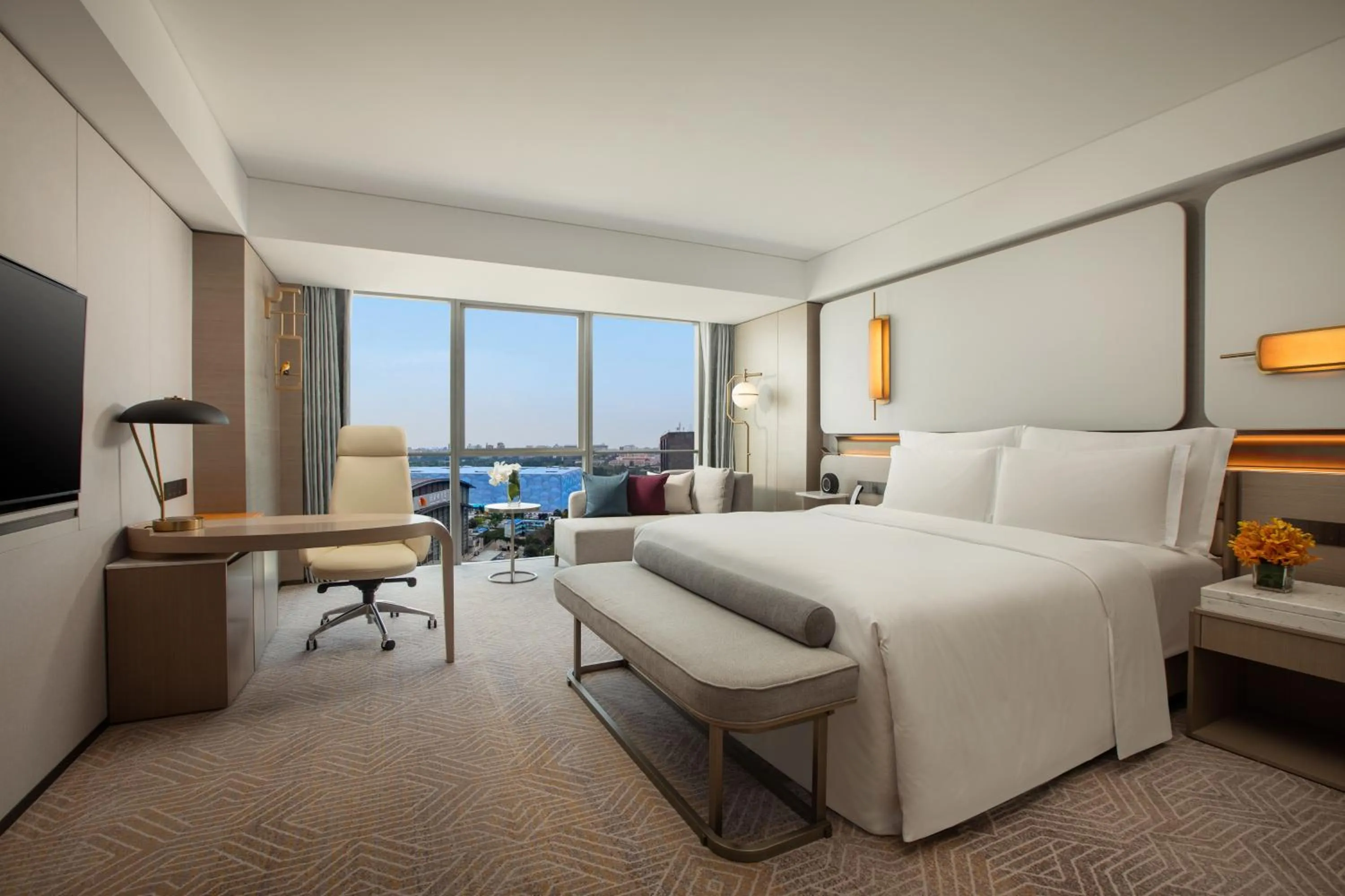 Bed in InterContinental Beijing Beichen by IHG l Walking Distance to Bird's Nest & Water Cube & Metro Station l Interconnected with China National Convention Center l Award-winning Club Lounge with Mixologist l Direct Metro Line to Wangfujing