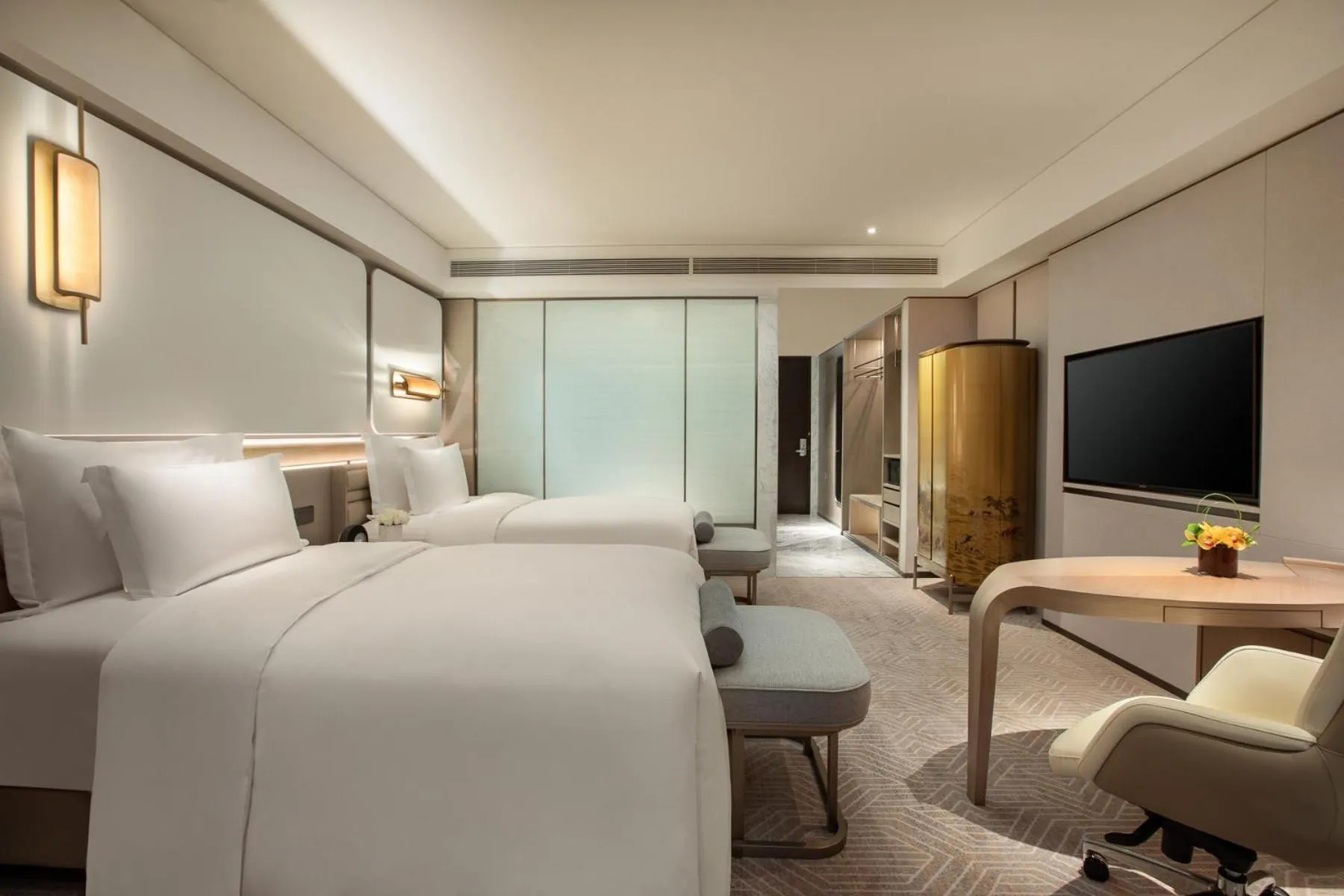 Living room, Bed in InterContinental Beijing Beichen by IHG l Walking Distance to Bird's Nest & Water Cube & Metro Station l Interconnected with China National Convention Center l Award-winning Club Lounge with Mixologist l Direct Metro Line to Wangfujing