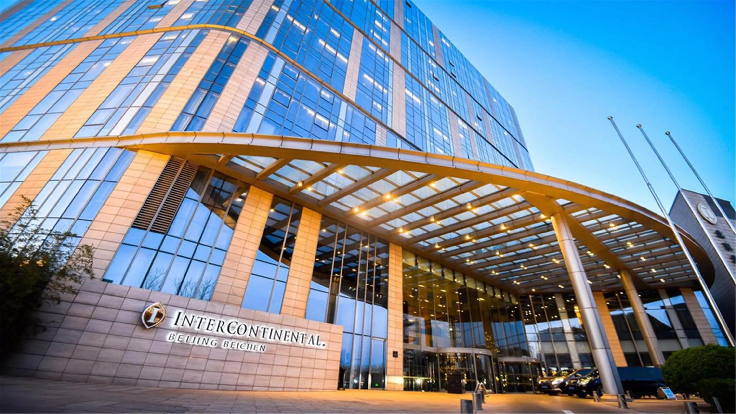 Property building in InterContinental Beijing Beichen by IHG l Walking Distance to Bird's Nest & Water Cube & Metro Station l Interconnected with China National Convention Center l Award-winning Club Lounge with Mixologist l Direct Metro Line to Wangfujing