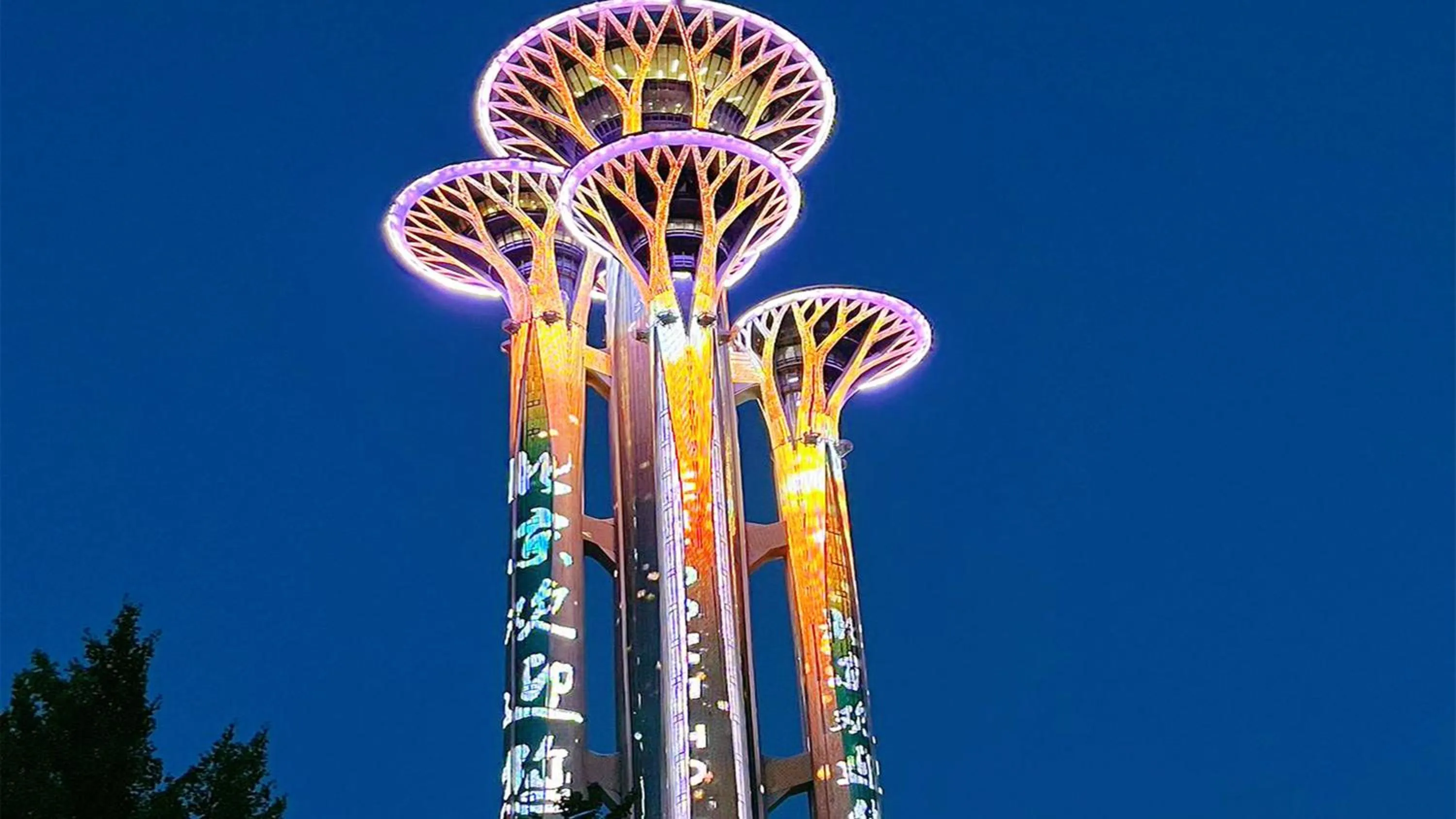 Nearby landmark in InterContinental Beijing Beichen by IHG l Walking Distance to Bird's Nest & Water Cube & Metro Station l Interconnected with China National Convention Center l Award-winning Club Lounge with Mixologist l Direct Metro Line to Wangfujing