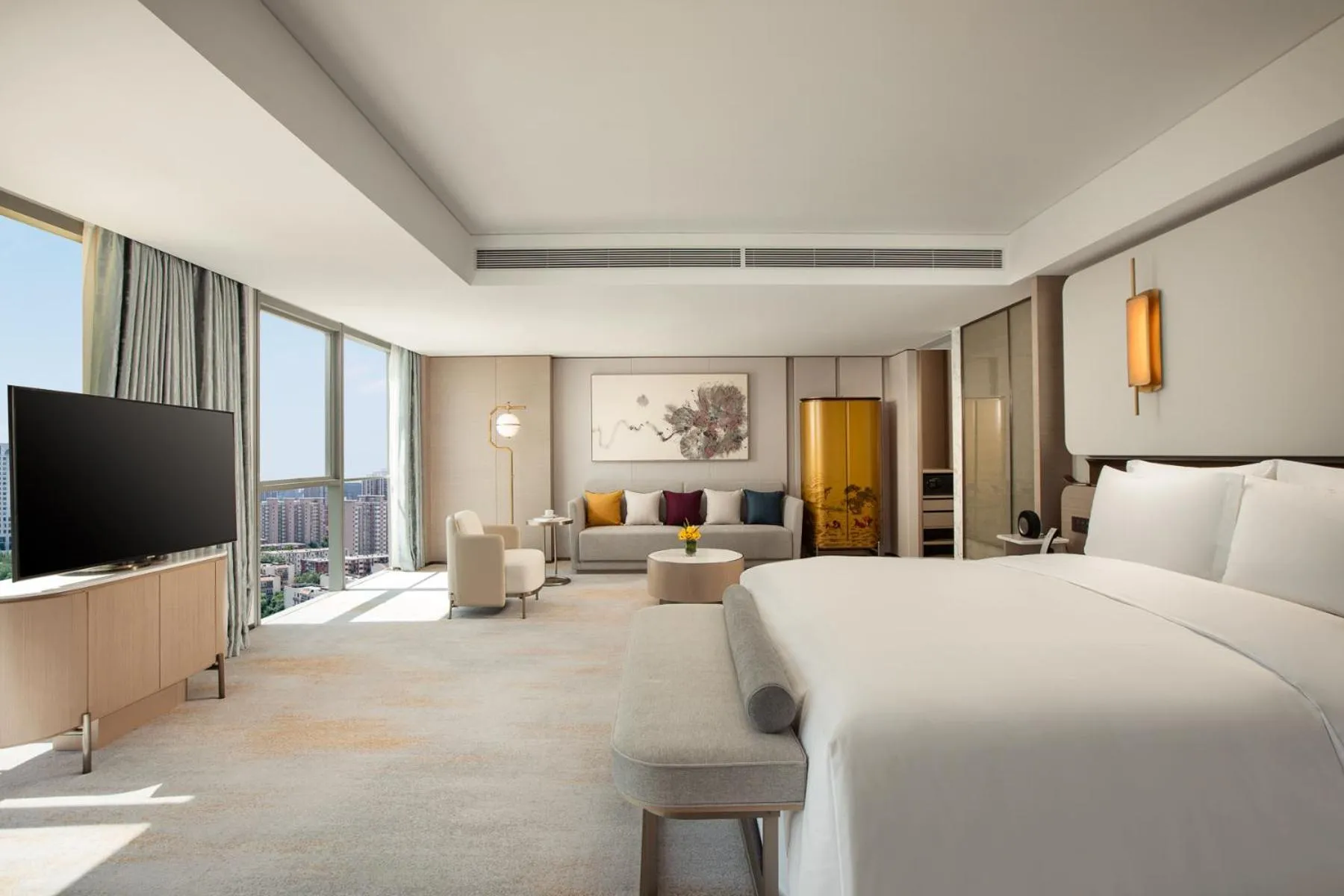 Bed in InterContinental Beijing Beichen by IHG l Walking Distance to Bird's Nest & Water Cube & Metro Station l Interconnected with China National Convention Center l Award-winning Club Lounge with Mixologist l Direct Metro Line to Wangfujing