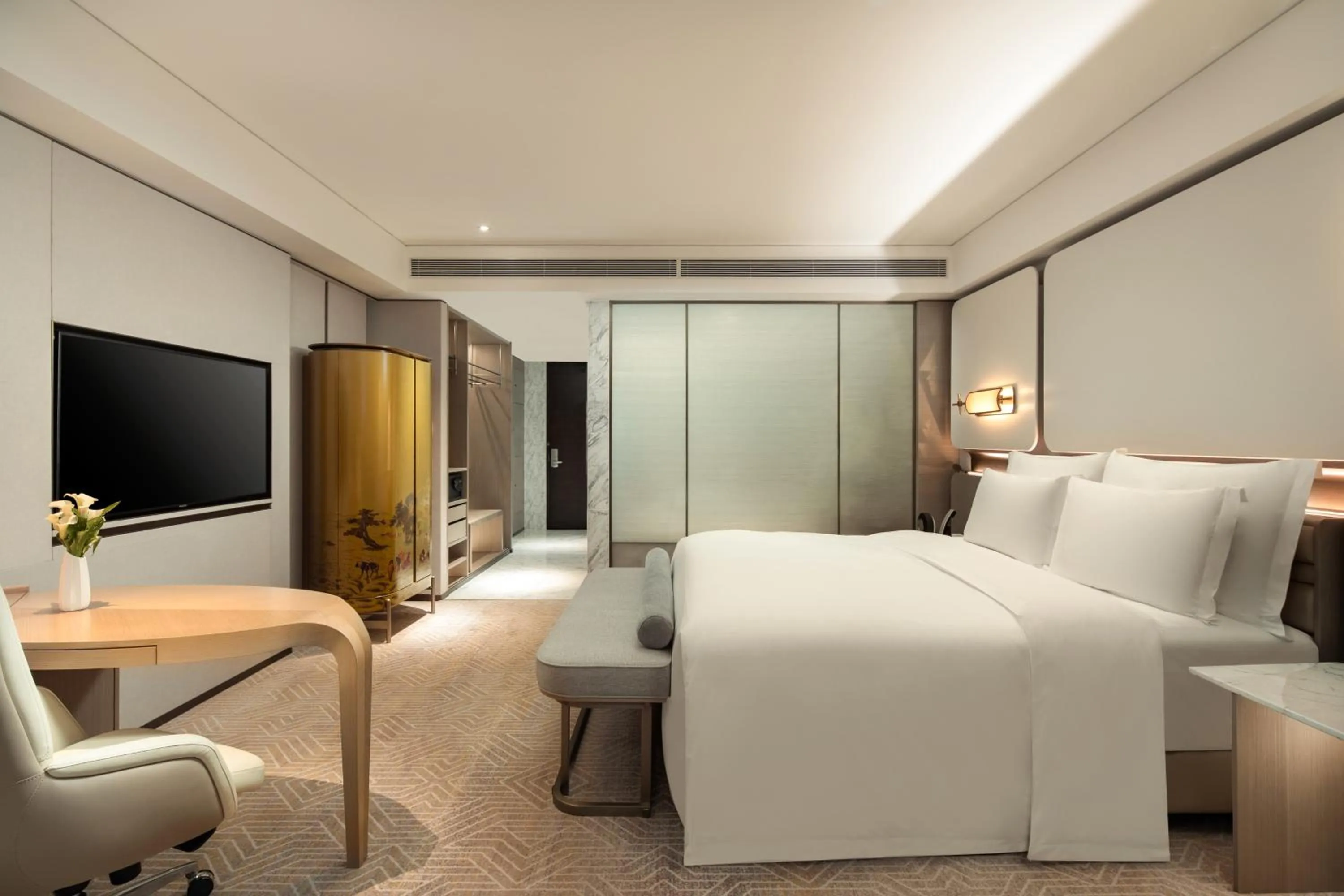 Photo of the whole room, Bed in InterContinental Beijing Beichen by IHG l Walking Distance to Bird's Nest & Water Cube & Metro Station l Interconnected with China National Convention Center l Award-winning Club Lounge with Mixologist l Direct Metro Line to Wangfujing