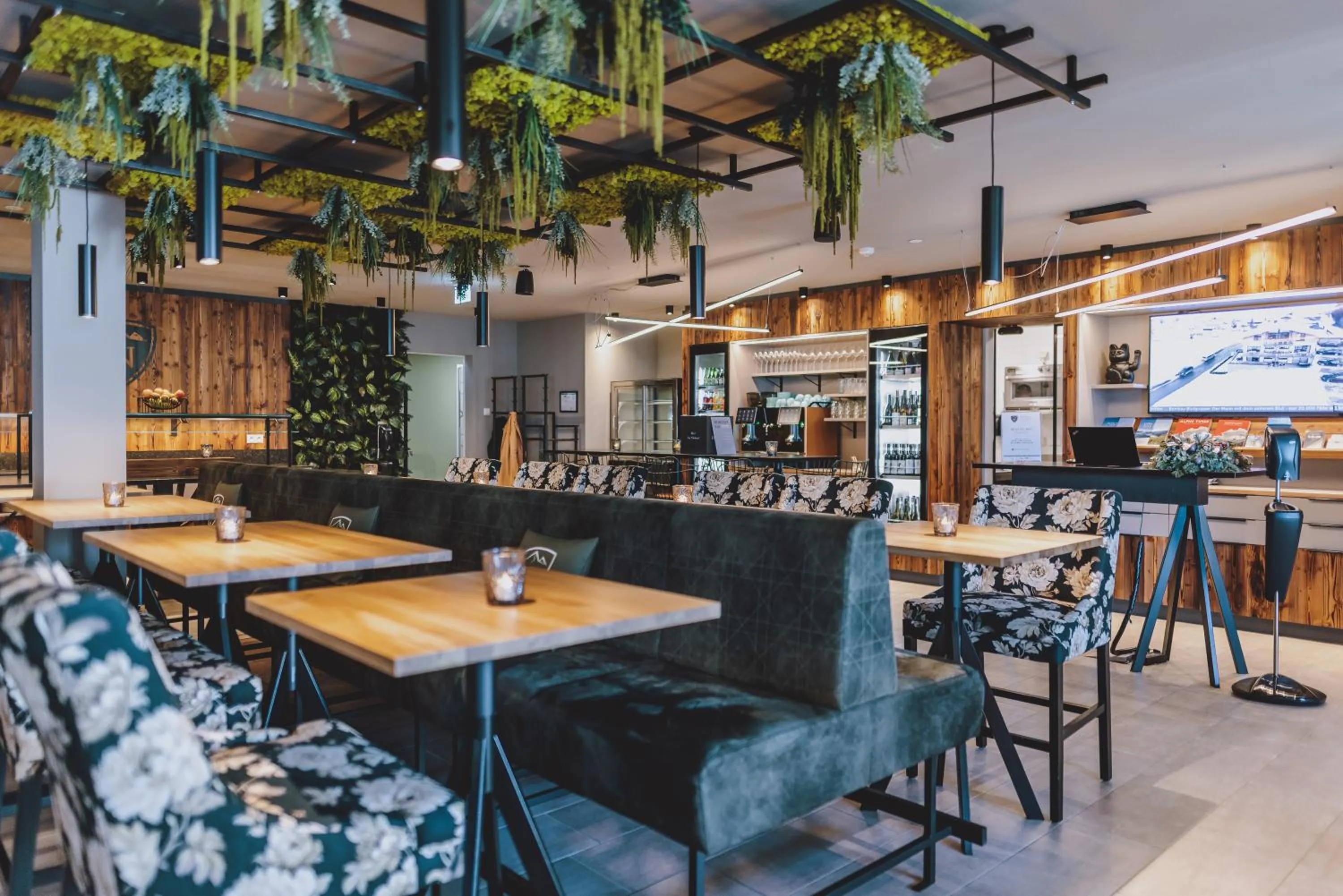 Lobby or reception in Nikolaus by AvenidA Panoramic Wellness Suites