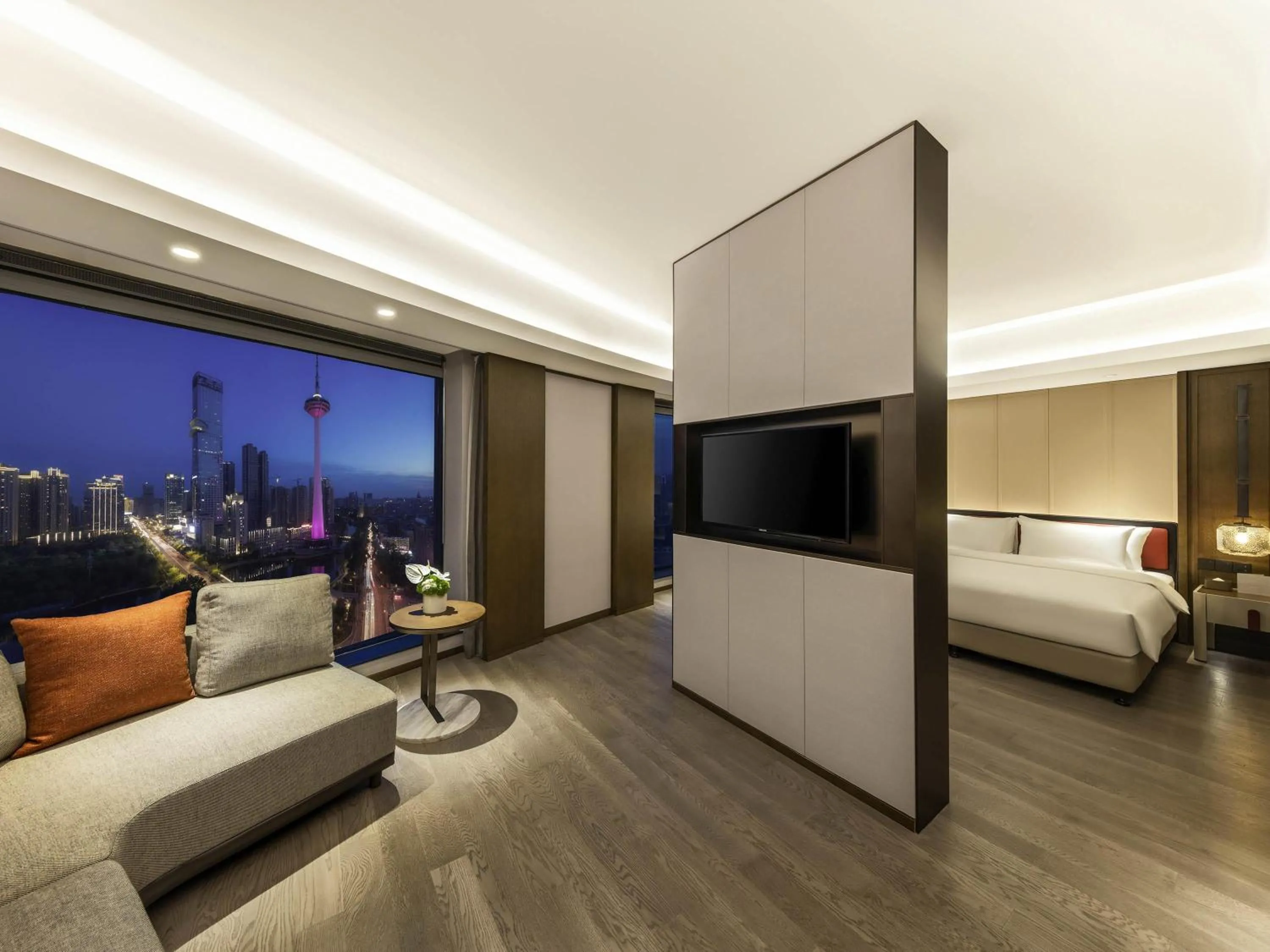 Photo of the whole room, Bed in Swissôtel Shenyang