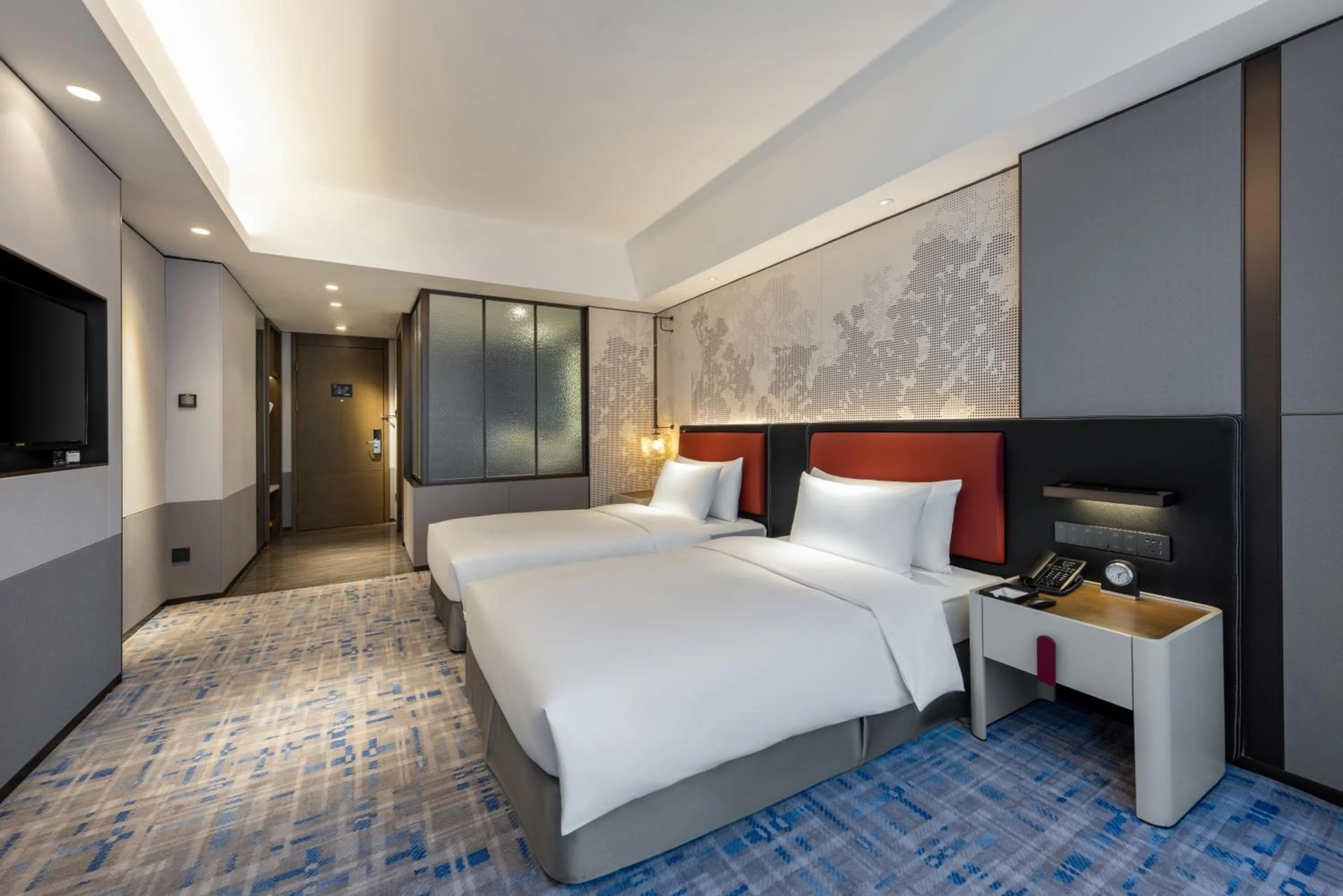 Photo of the whole room, Bed in Swissôtel Shenyang