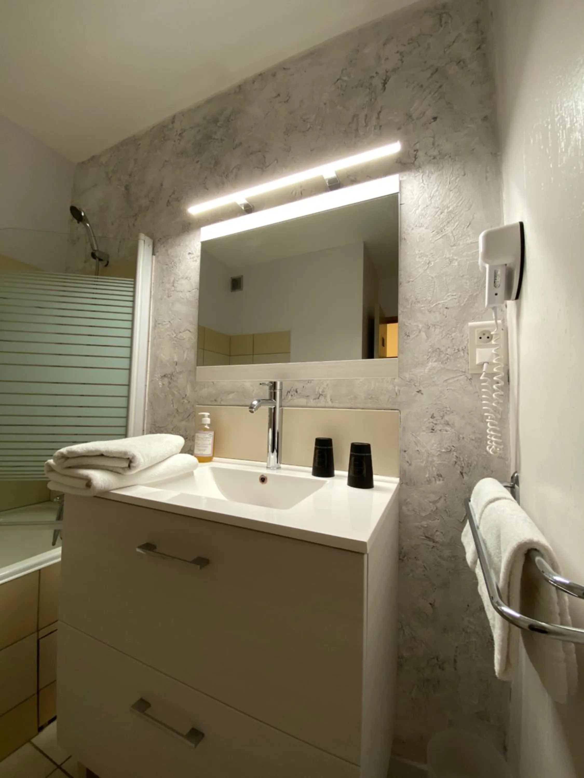 Bathroom in Logis Hôtel Médiéval, Montélimar Nord