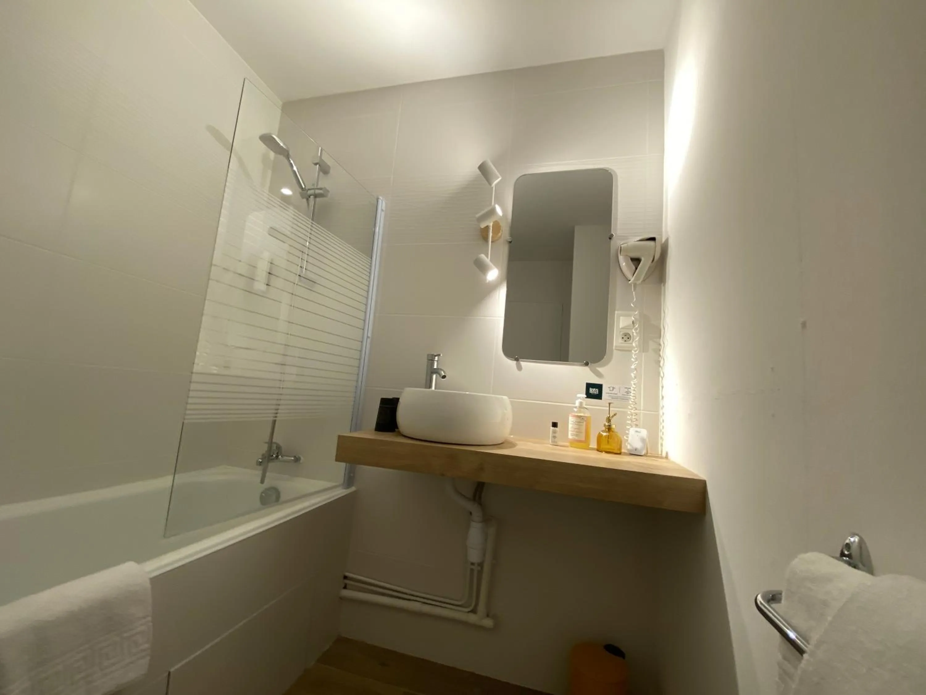 Bathroom in Logis Hôtel Médiéval, Montélimar Nord