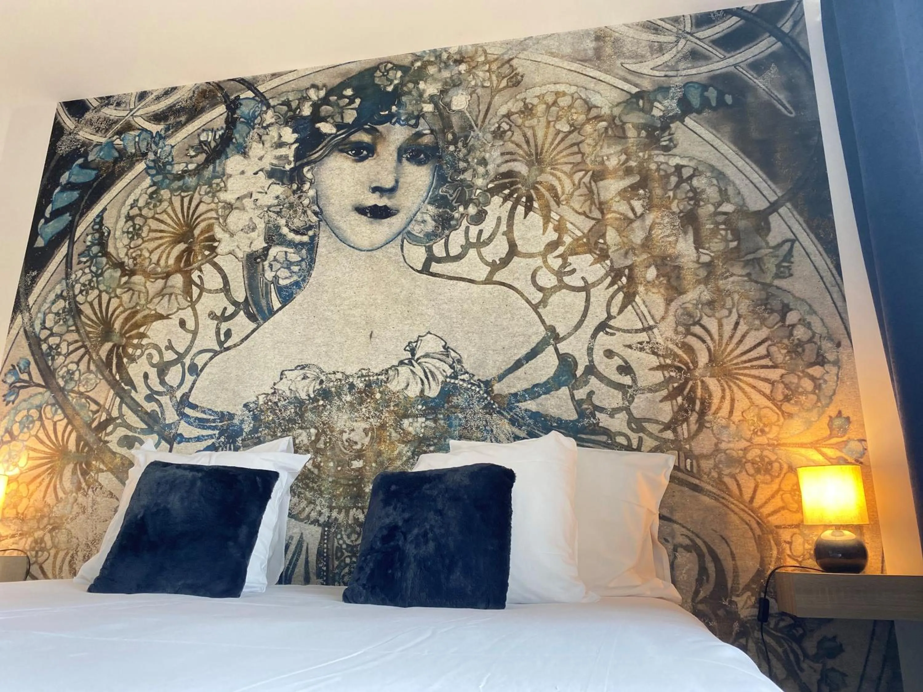 Bedroom, Bed in Logis Hôtel Médiéval, Montélimar Nord