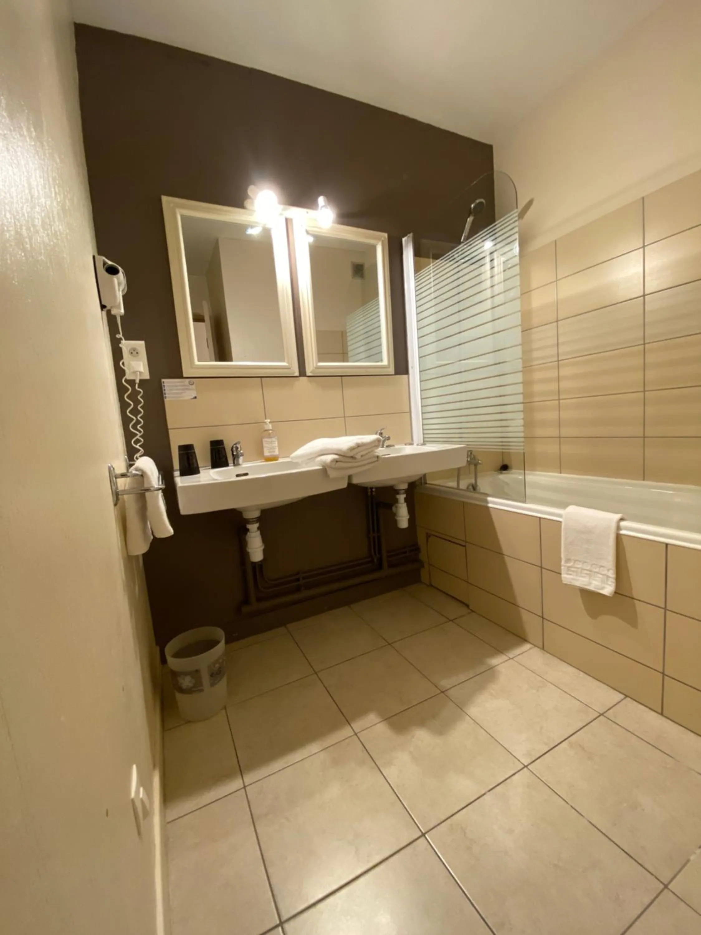 Bathroom in Logis Hôtel Médiéval, Montélimar Nord