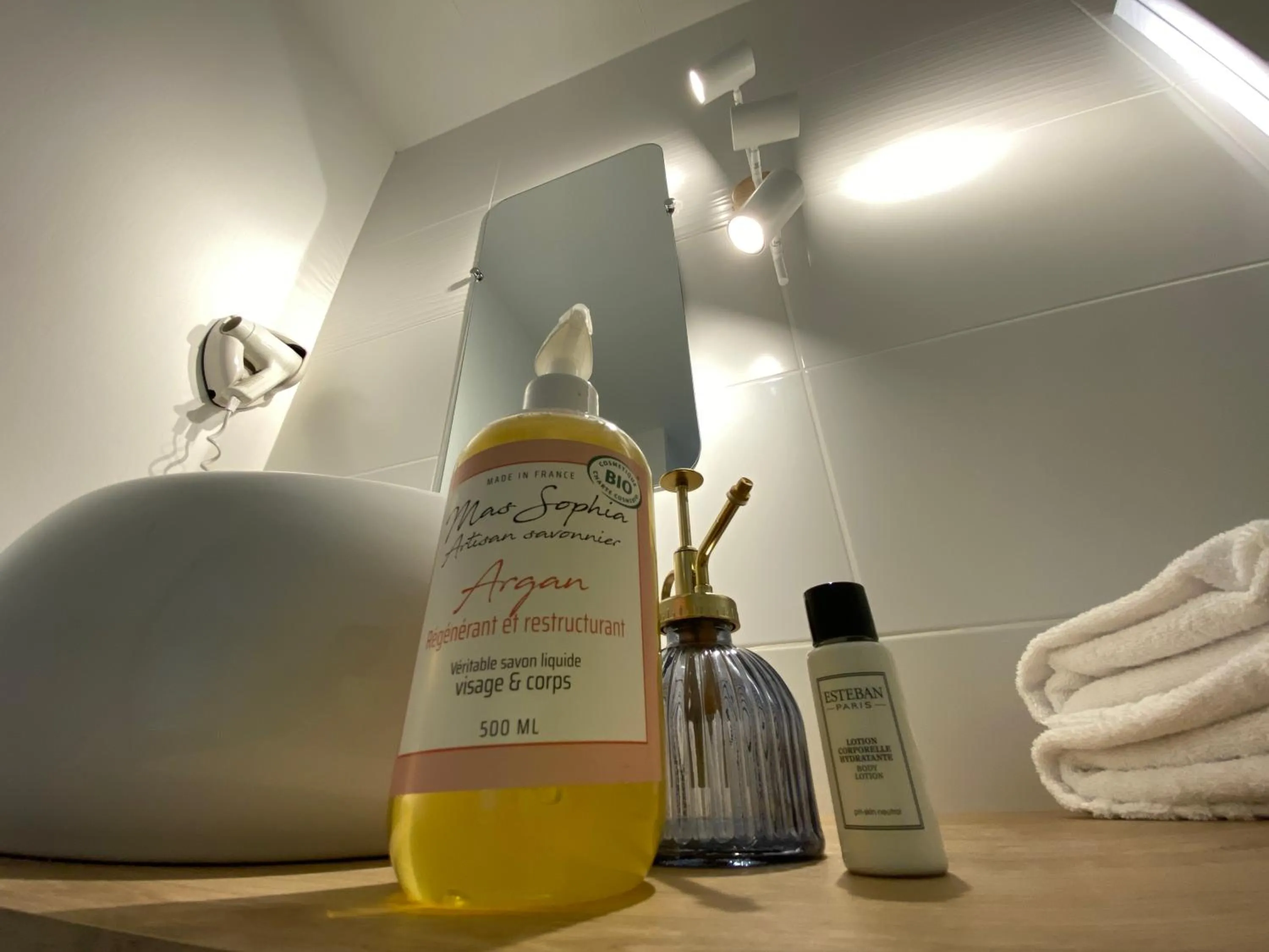 Bathroom in Logis Hôtel Médiéval, Montélimar Nord