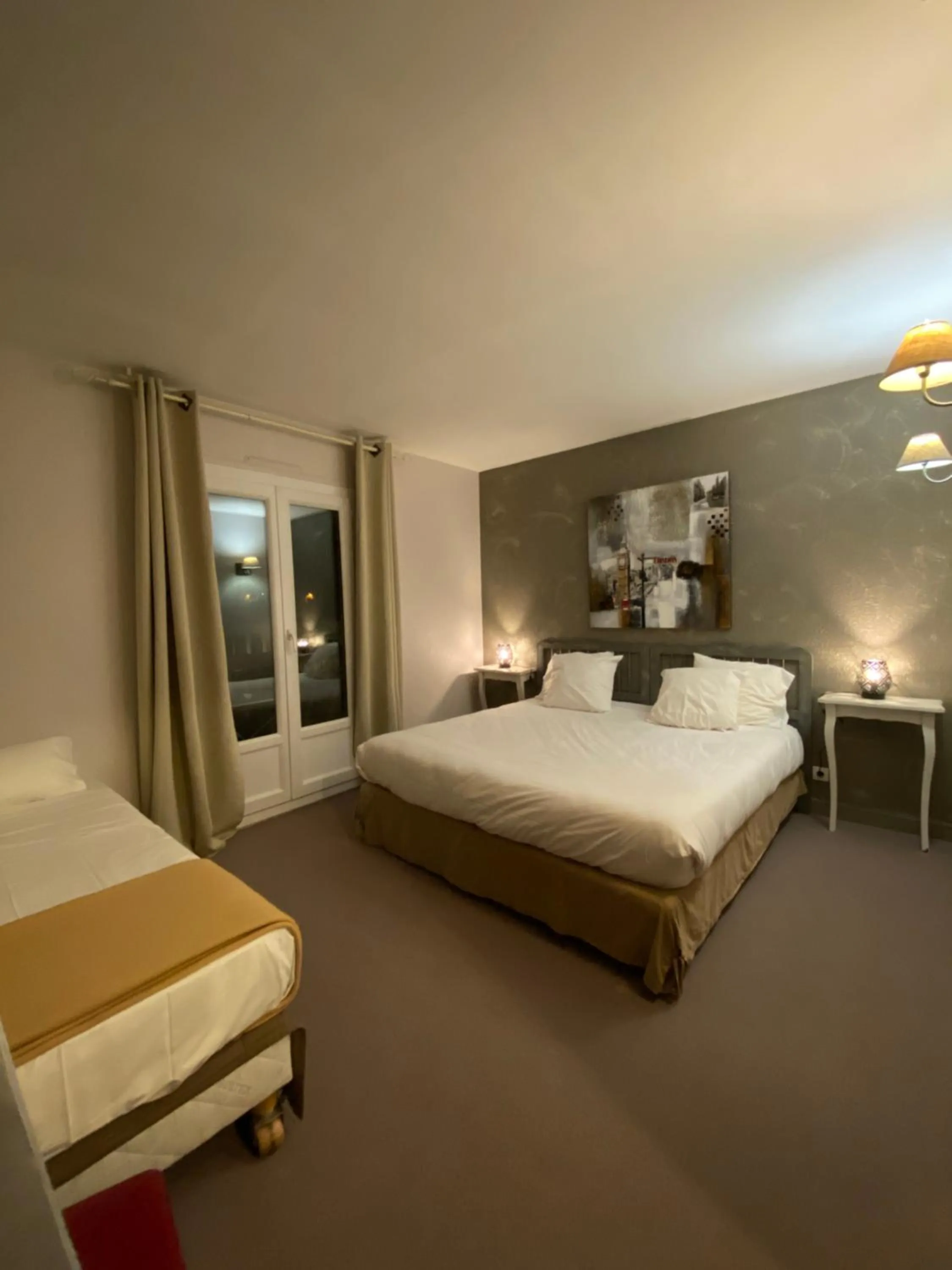 Bedroom, Bed in Logis Hôtel Médiéval, Montélimar Nord