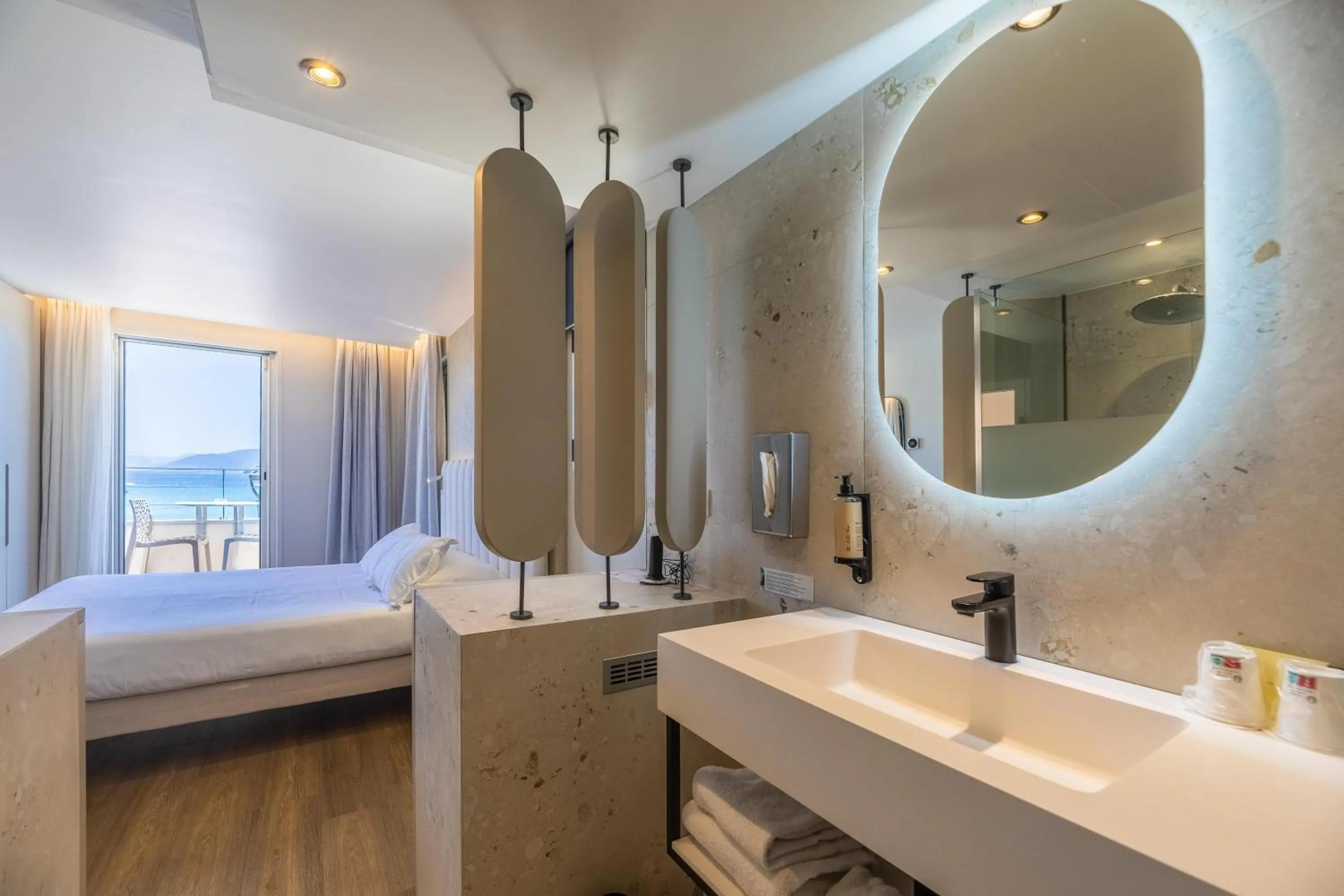 Shower, Bed in L'Escale Côté Sud