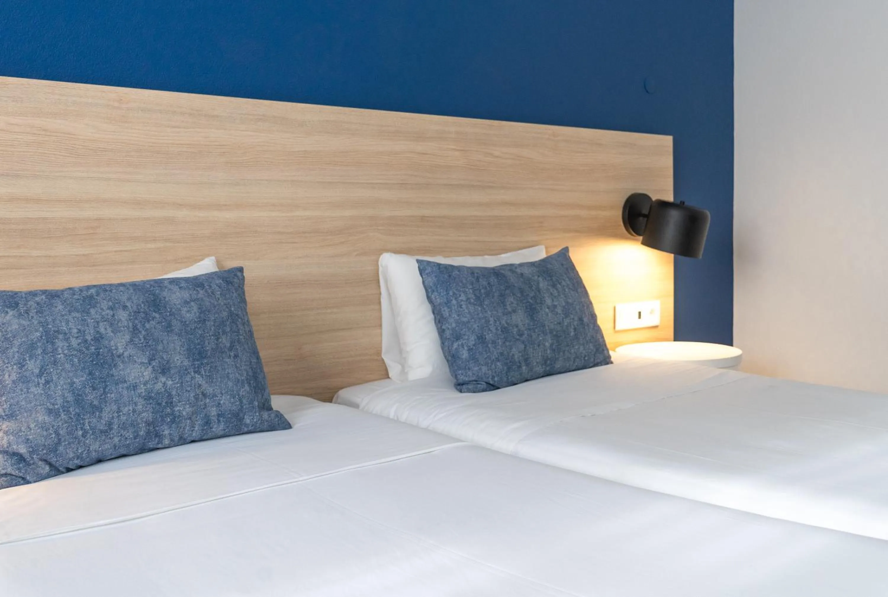 Property building, Bed in Flag Hotel Santarém