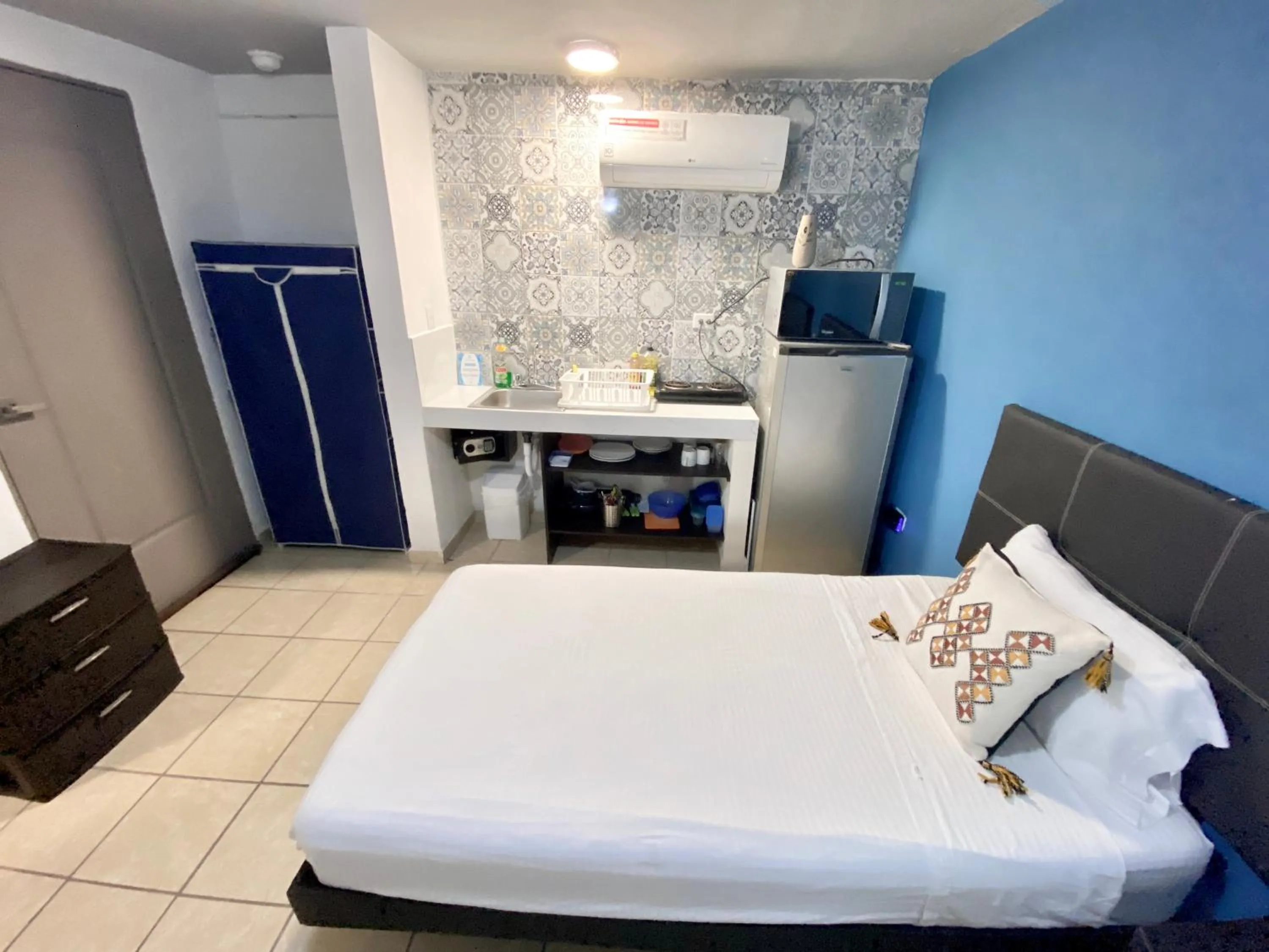 Kitchen or kitchenette, Bed in Coco Suites by Andiani Travel