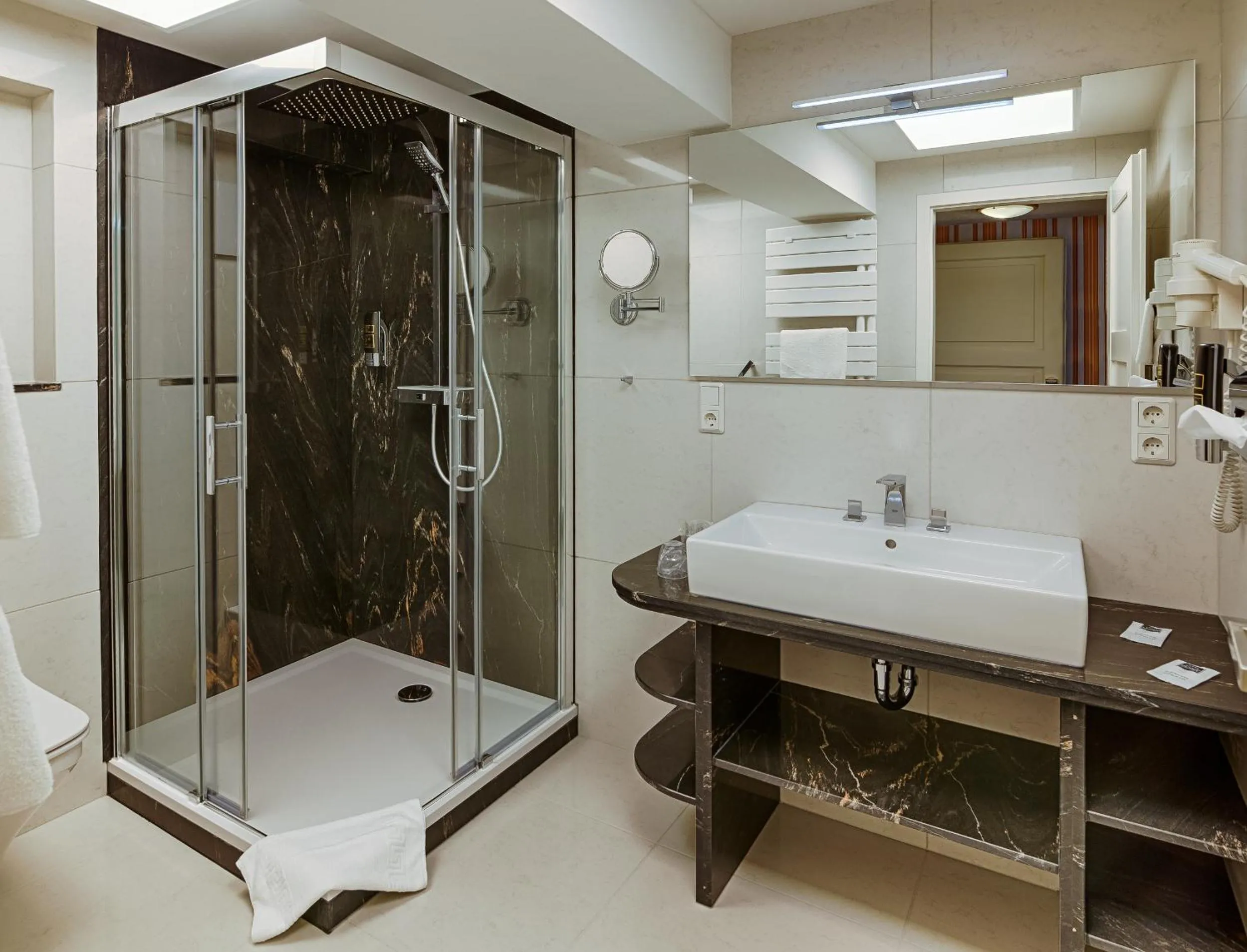 Shower in Hotel Am Markt & Brauhaus Stadtkrug