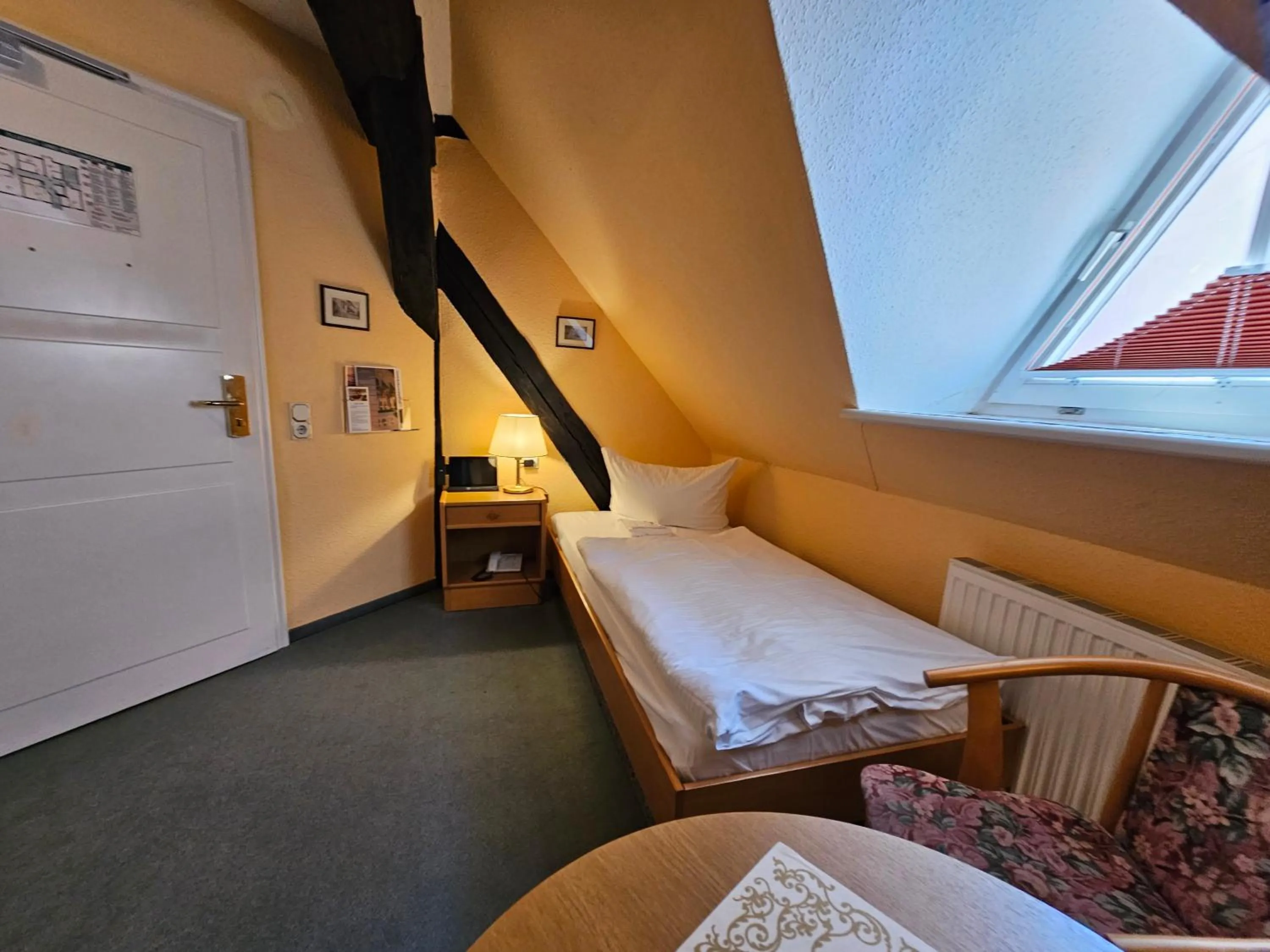 Bathroom, Bed in Hotel Am Markt & Brauhaus Stadtkrug