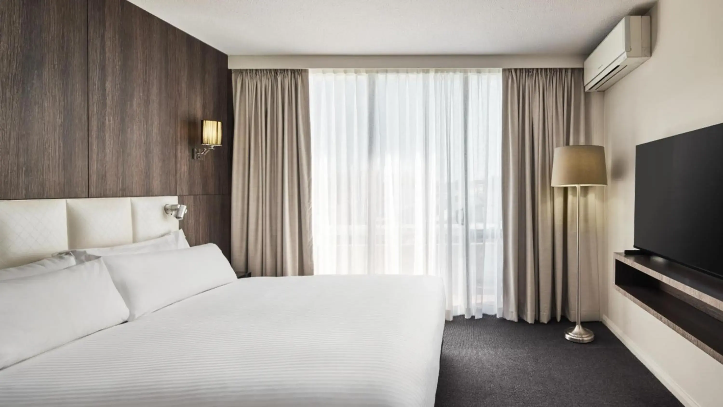 King Suite with Balcony in Holiday Inn Warwick Farm by IHG King Suite with Balcony in Holiday Inn Warwick Farm by IHG