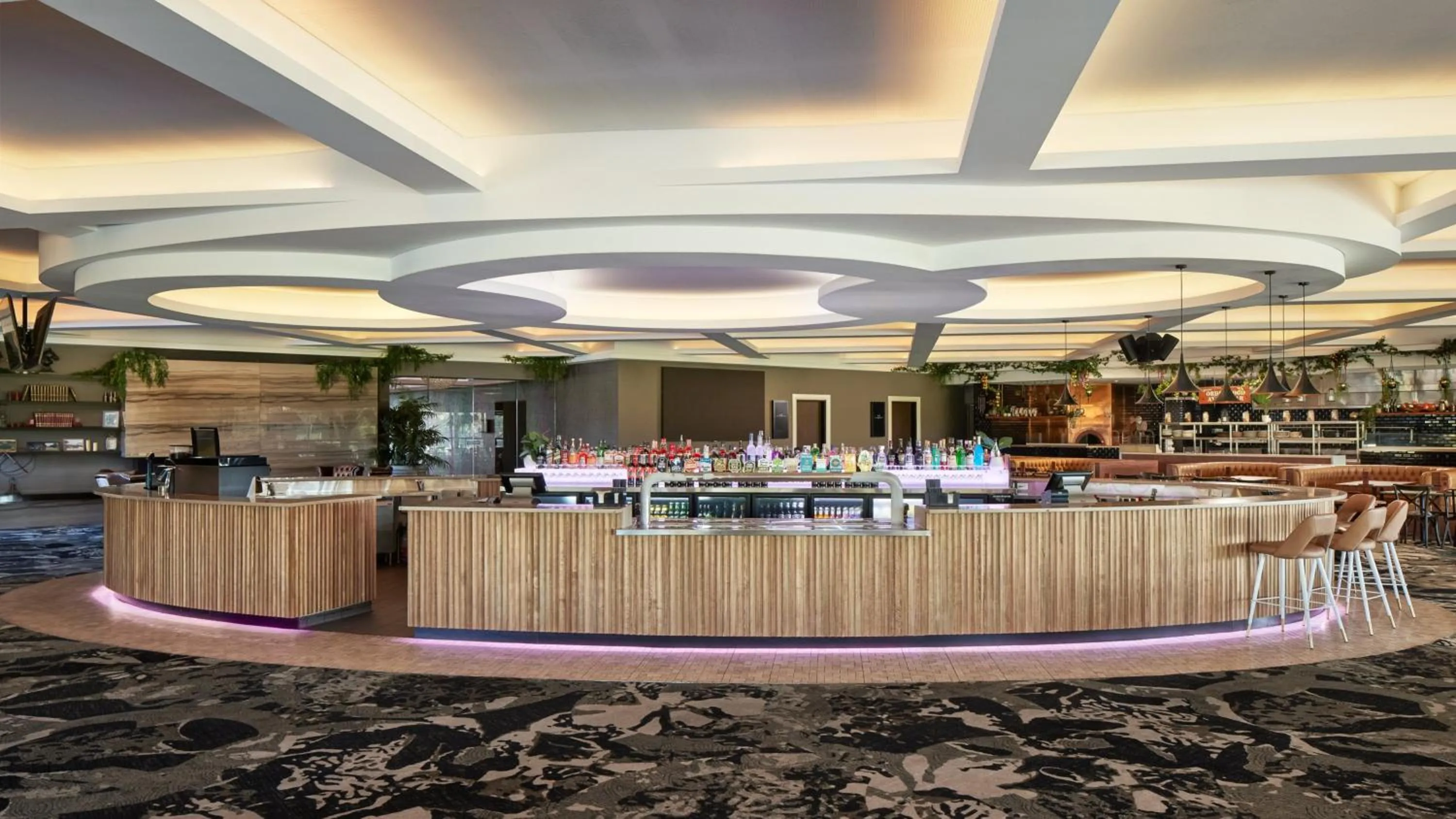 Lounge or bar in Holiday Inn Warwick Farm by IHG