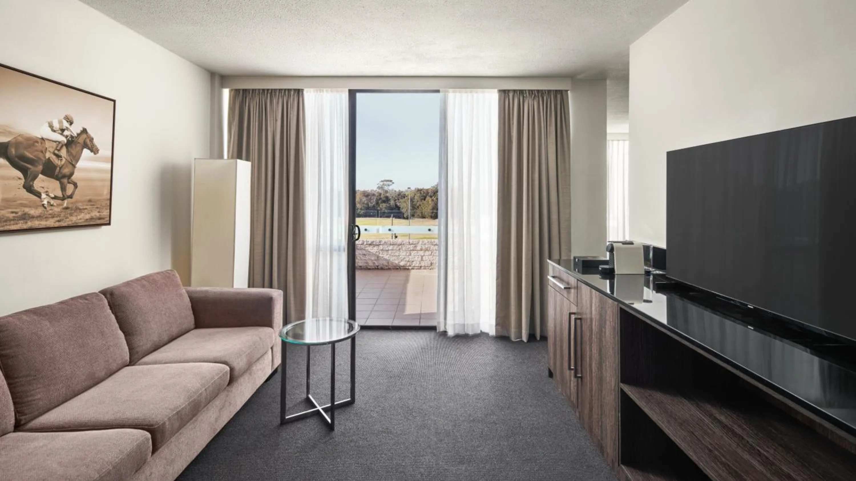 TV and multimedia in Holiday Inn Warwick Farm by IHG