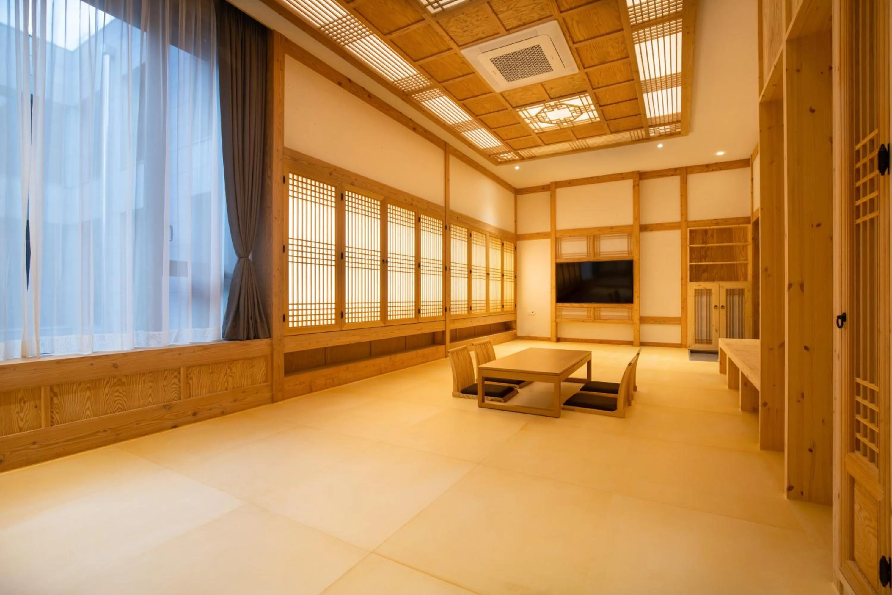 Photo of the whole room in Jeonju Tourist Hotel kkotsim