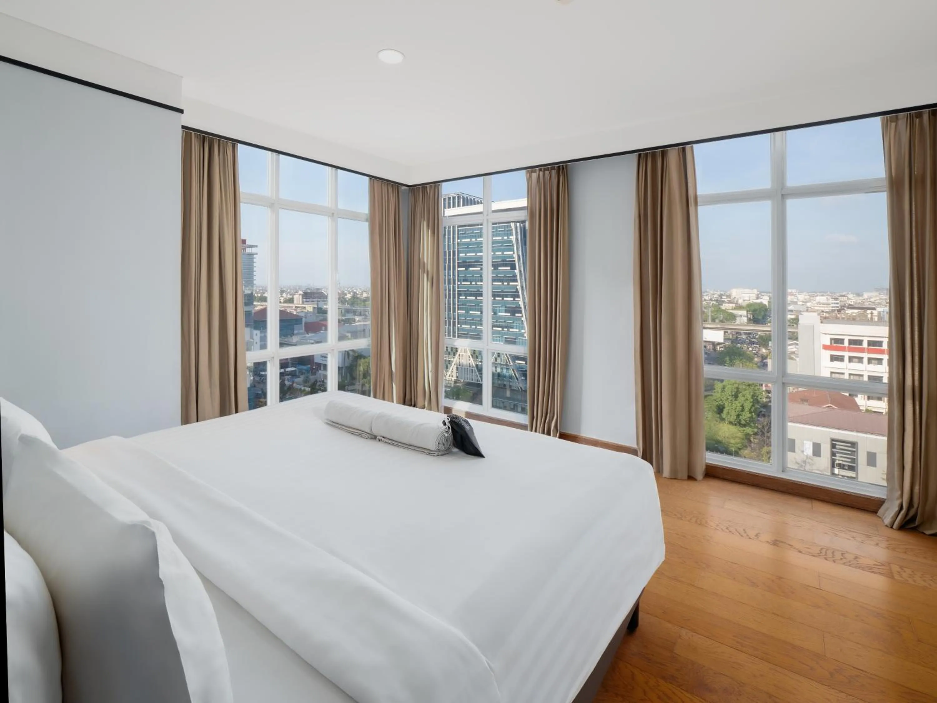 Bedroom, Bed in The Reiz Suites, ARTOTEL Curated