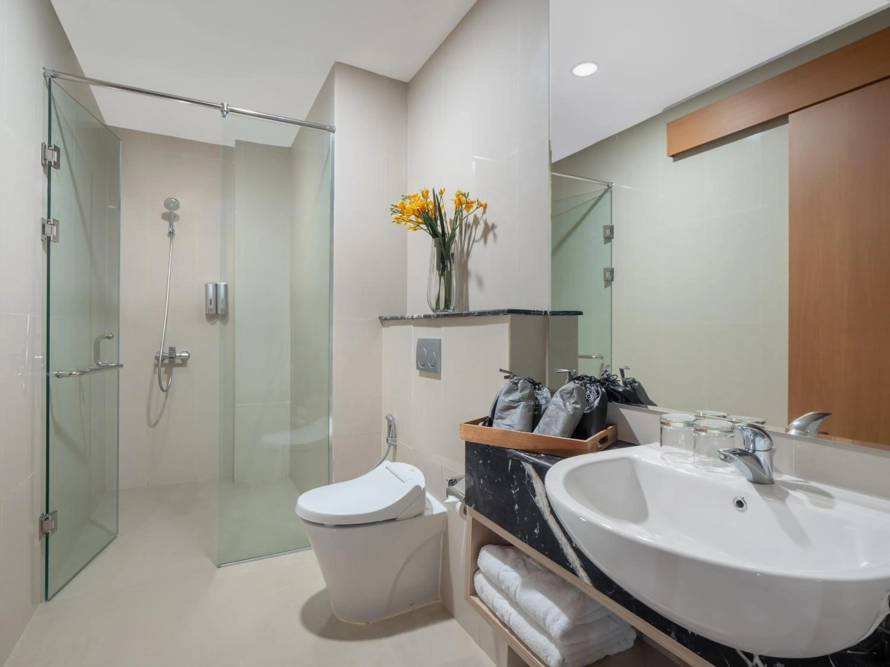 Shower in The Reiz Suites, ARTOTEL Curated