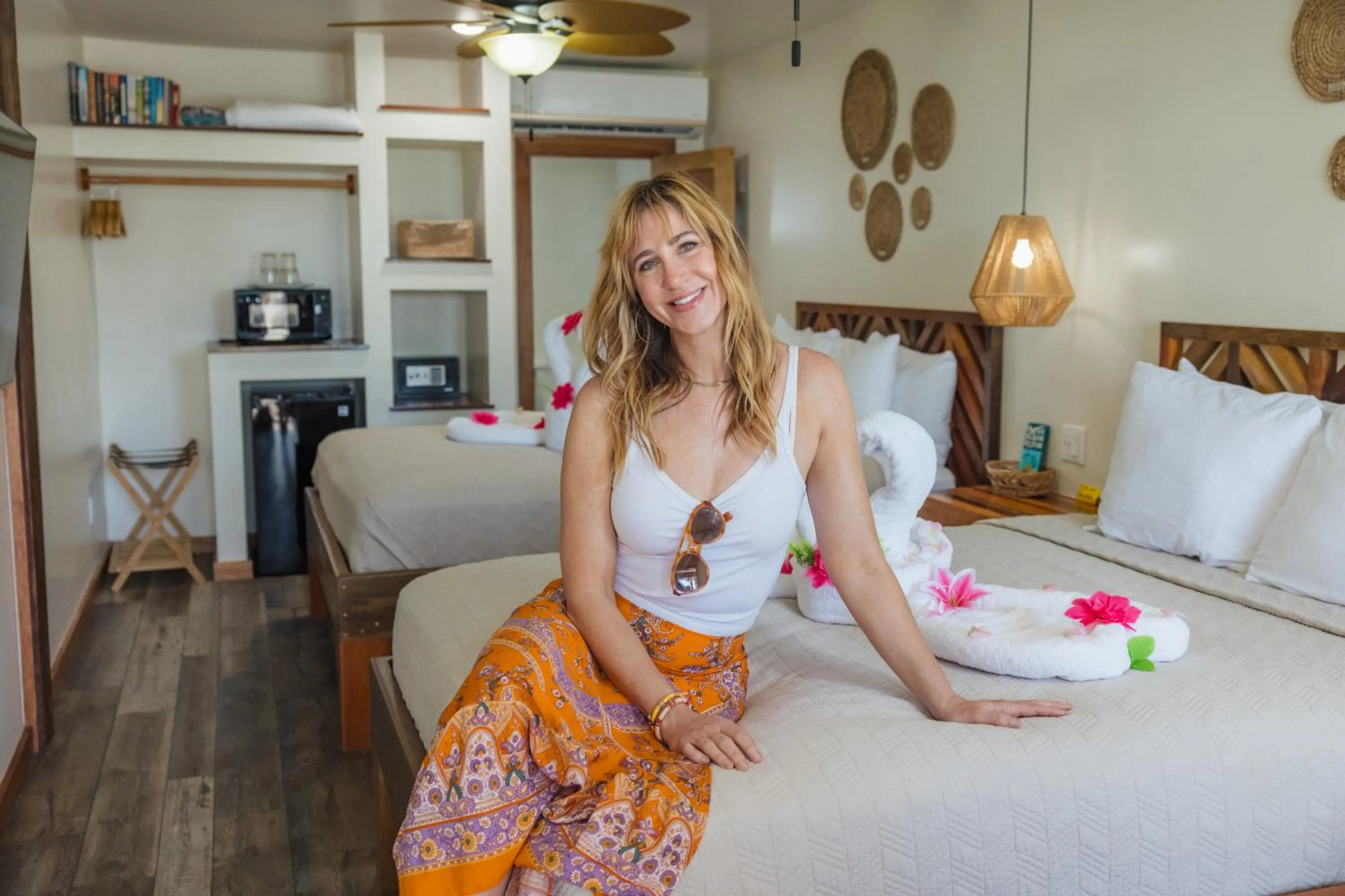 Property building, Bed in Ocean Tide Beach Resort