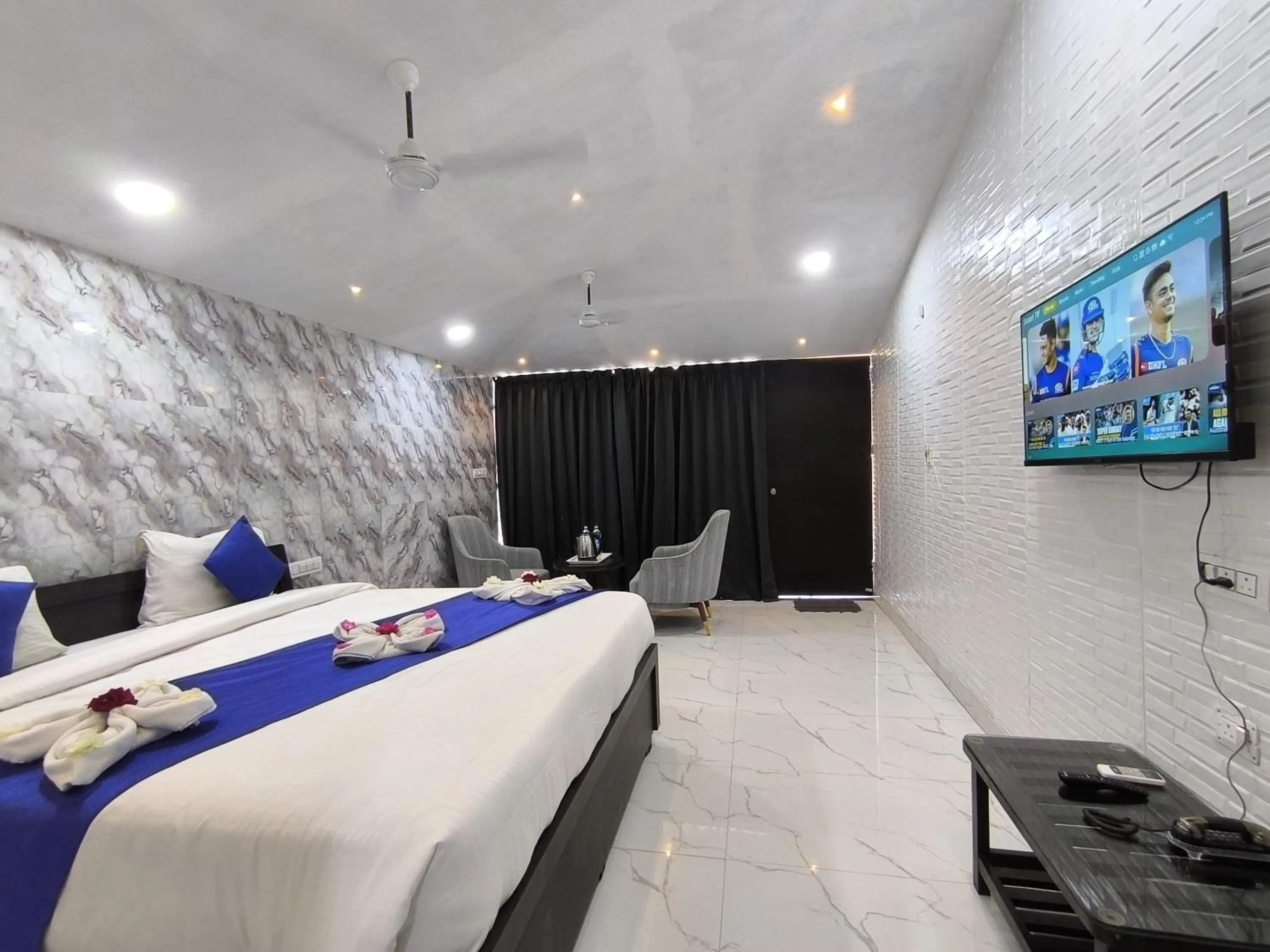 Bedroom, Bed in Hotel Raha