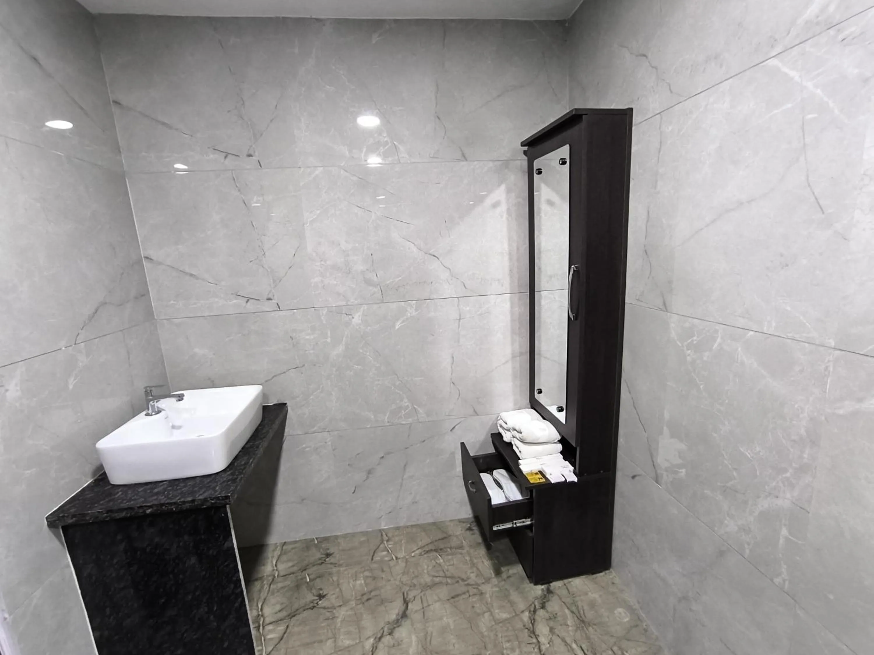 Toilet in Hotel Raha