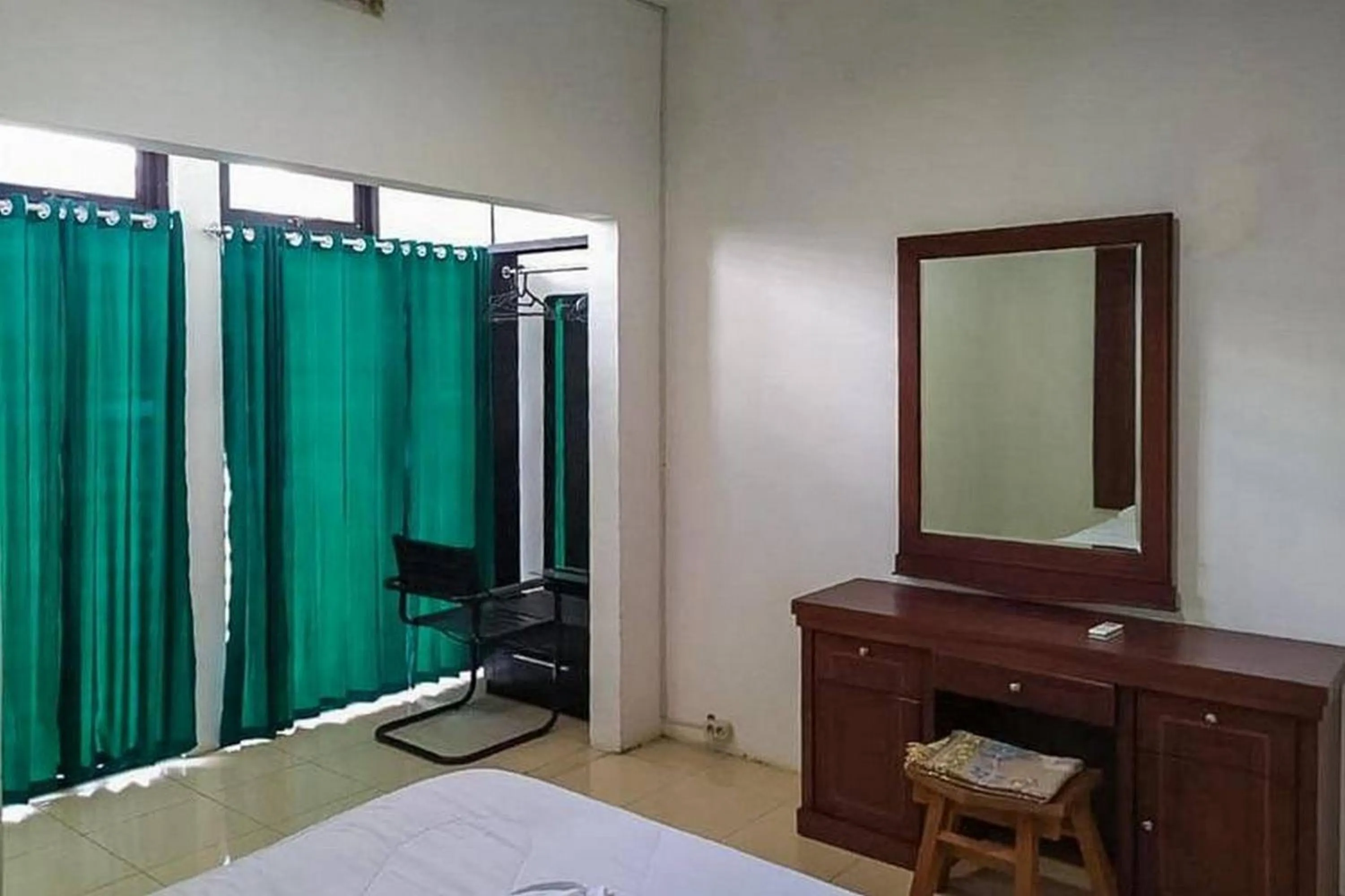 Bedroom, Bed in Graha HT Sumantri Mitra RedDoorz